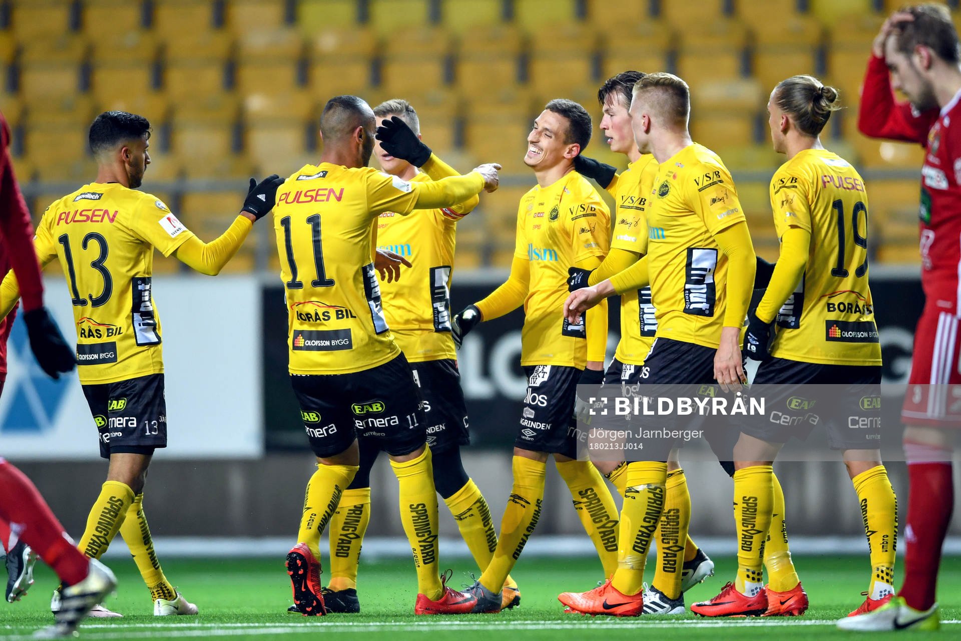 Elfsborgs Arian Kabashi jublar med lagkamrater efter 1-0 under träningsmatchen i fotboll mellan Elfsborg och Skövde AIK den 13 februari 2018 i Borås.