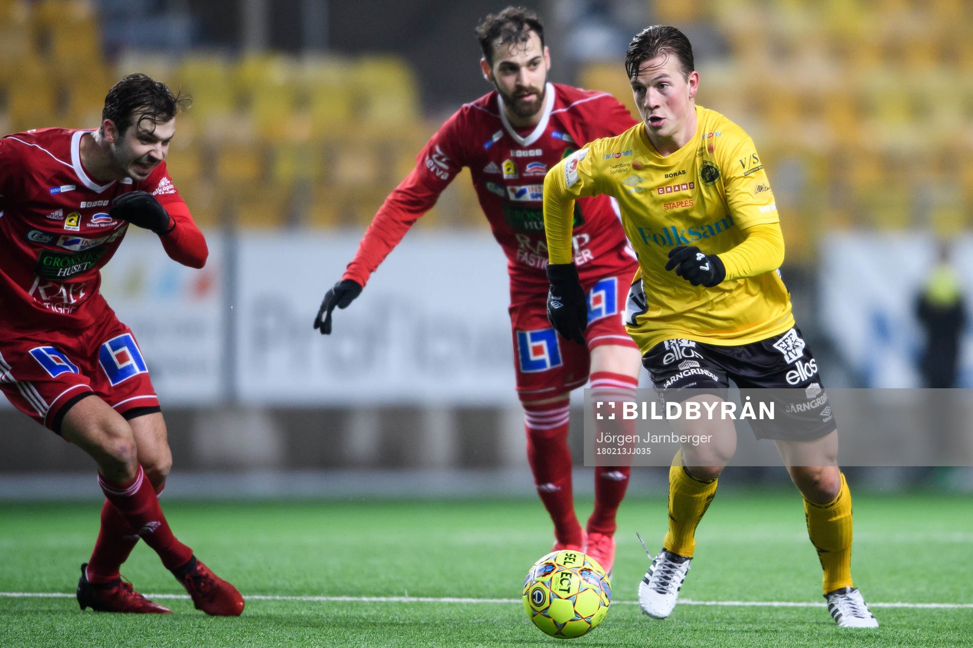 Elfsborgs Simon Olsson och Skövdes Bilos Yonakhir