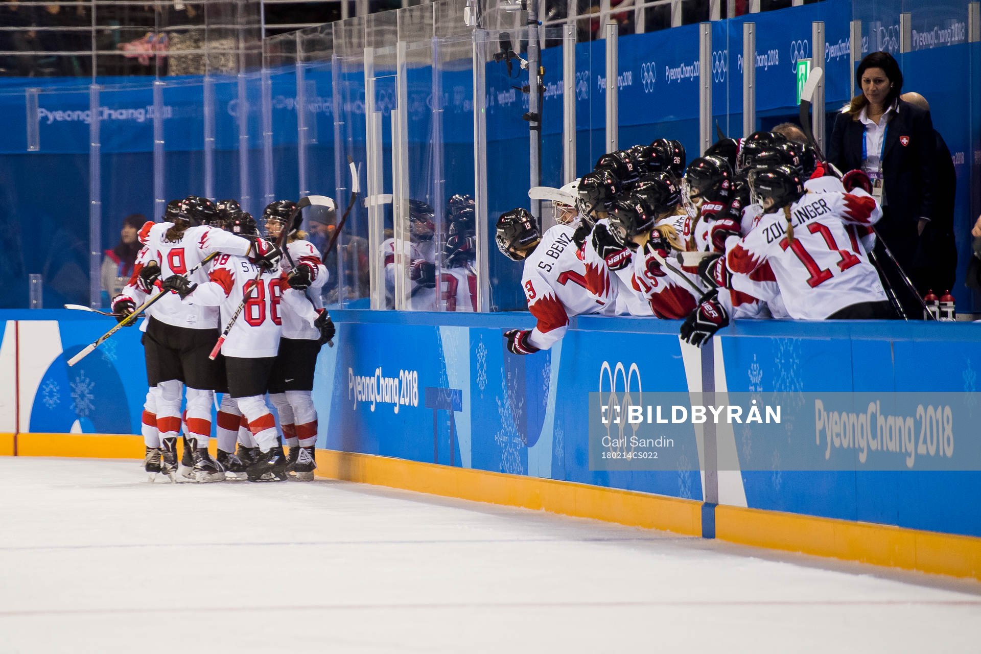 Alina Muller of Switzerland celebrates with her teammates