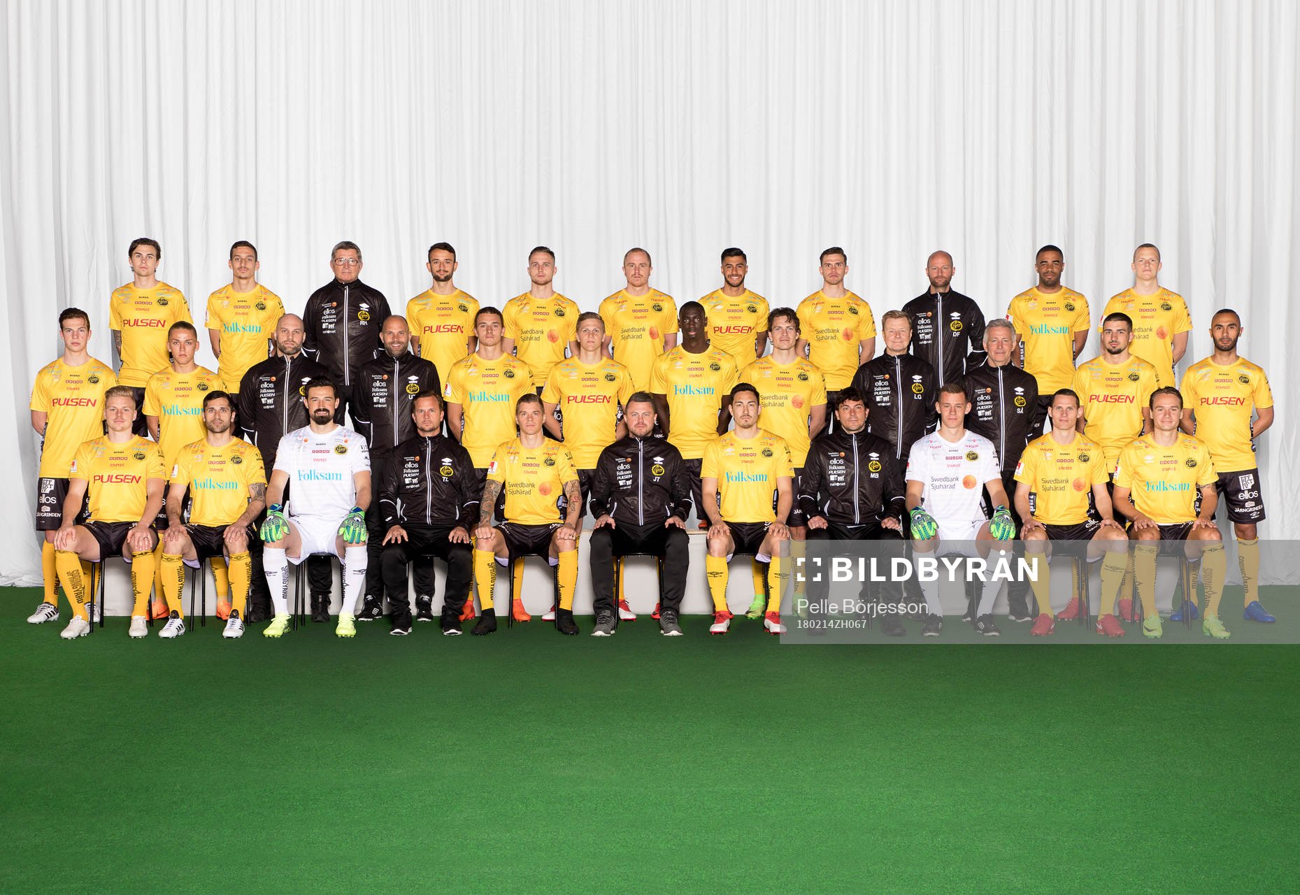 Elfsborg:s IF Elfsborg Bakre ledet från vänster: Rasmus Rosenqvist, Arian Kabashi, materialförvaltare Reima Haukka, Robert Gojani, Adam Lundqvist, Simon Lundevall, Rami Kaib, Jesper Manns, assisterande tränare/ performance Dan Fransson, Alex Dyer, Daniel Gustavsson. Mittenledet från vänster: Simon Olsson, Jesper Karlsson, sjukgymnast Johan Meldo, målvaktstränare Ulf Thorsson, Cristopher McVey, Joakim Nilsson, Marokhy Ndione, Jörgen Horn, medicinsk koordinator/fysio Lars Göthfelt, materialförvaltare Stefan Ågren, Ibrahim Dresevic, Issam Jebali. Sittande från vänster: Per Frick, Emir Bajrami, Kevin Stuhr-Ellegaard, assisterande tränare Tobias Linderoth, Samuel Holmén, manager Jimmy Thelin, Stefan Ishizaki, assisterande tränare/analys Miguel Beas, David Olsson, Jon Jönsson, Viktor Prodell. poserar för en lagbild den 14 februari 2018 i Borås.