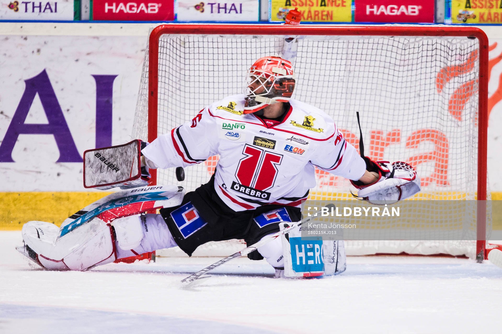 Örebros målvakt Axel Brage med en räddning