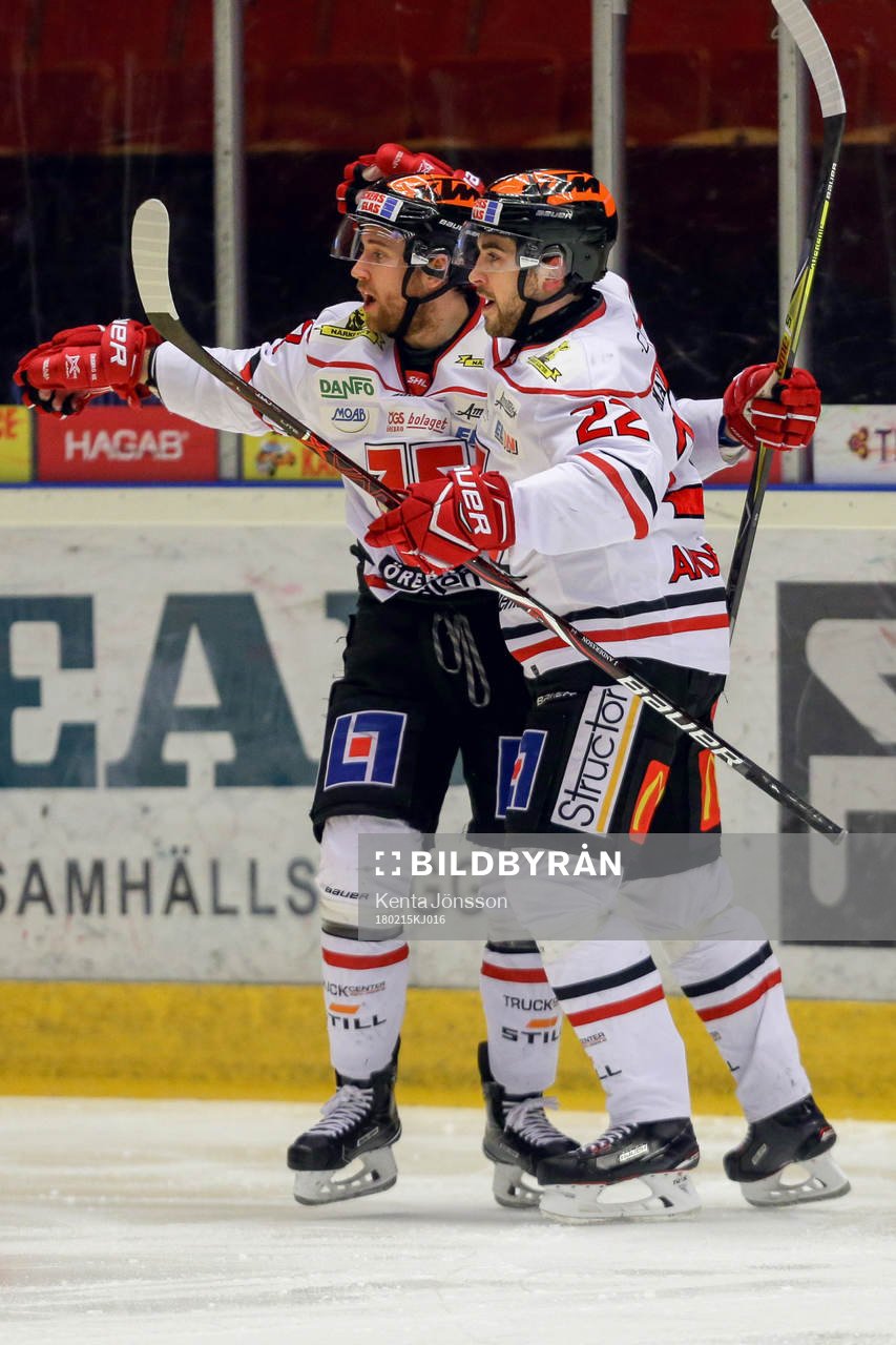 Örebros Tyson Spink jublar med Jonathan Andersson