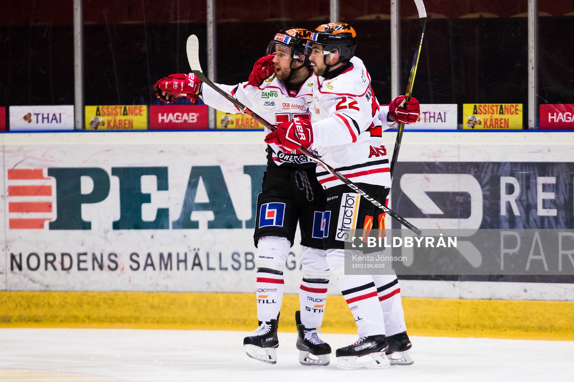 Örebros Tyson Spink jublar med Jonathan Andersson