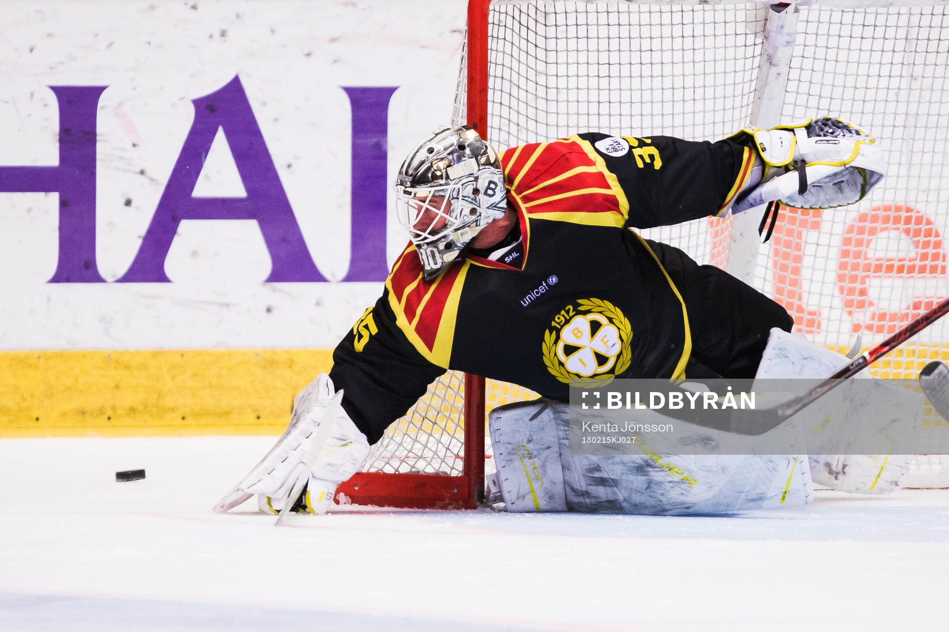 Brynäs målvakt David Rautio med en räddning