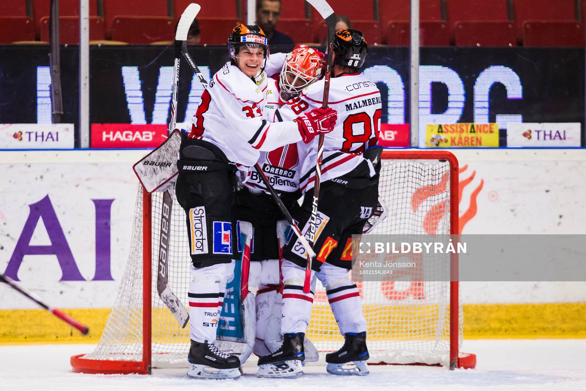 Örebros målvakt Axel Brage jublar med Christopher