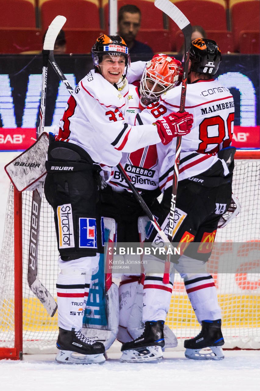 Örebros målvakt Axel Brage jublar med Christopher