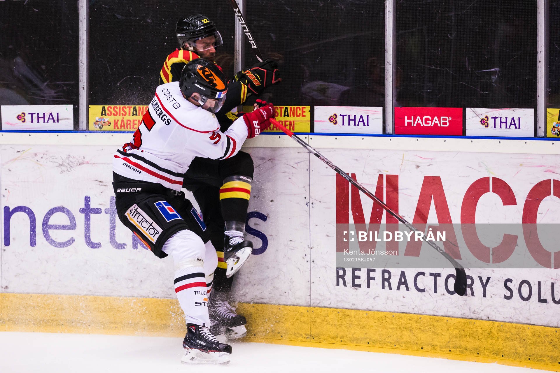 Brynäs Jörgen Sundqvist får en tackling av Örebros