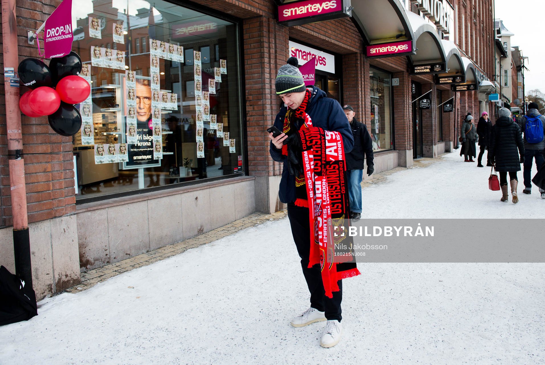 En butik har smyckat sitt skyltfönster och en man säljer