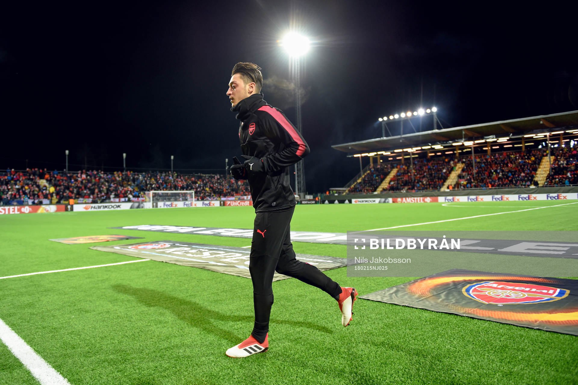 Arsenals Mesut Ozil går av planen efter uppvärmningen inför fotbollsmatchen i Europa League mellan Östersund och Arsenal den 15 februari 2018 i Östersund.