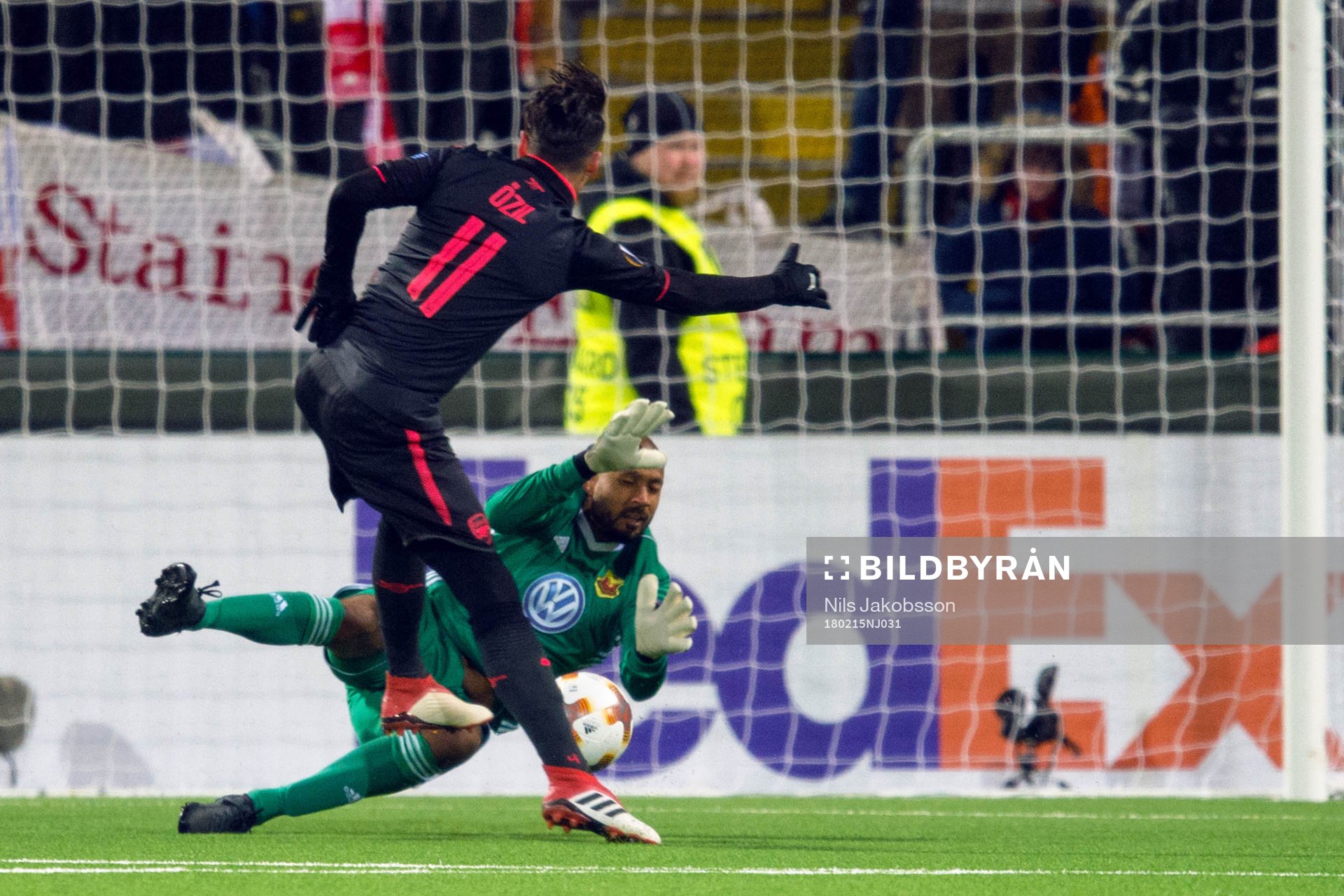 Arsenals Mesut Ozil och Östersunds målvakt Aly Keita under fotbollsmatchen i Europa League mellan Östersund och Arsenal den 15 februari 2018 i Östersund.