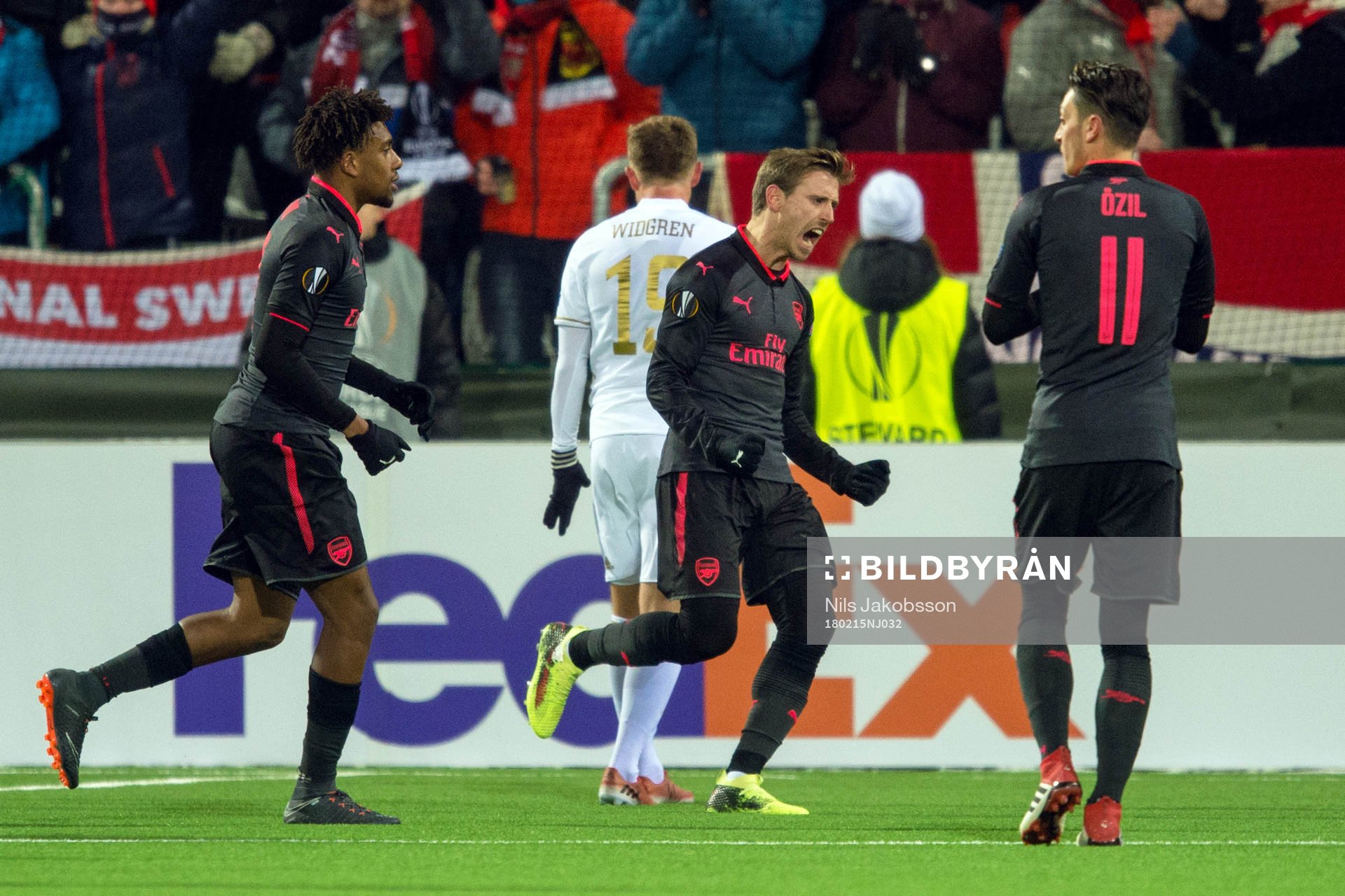 Arsenals Nacho Monreal jublar med lagkamrater