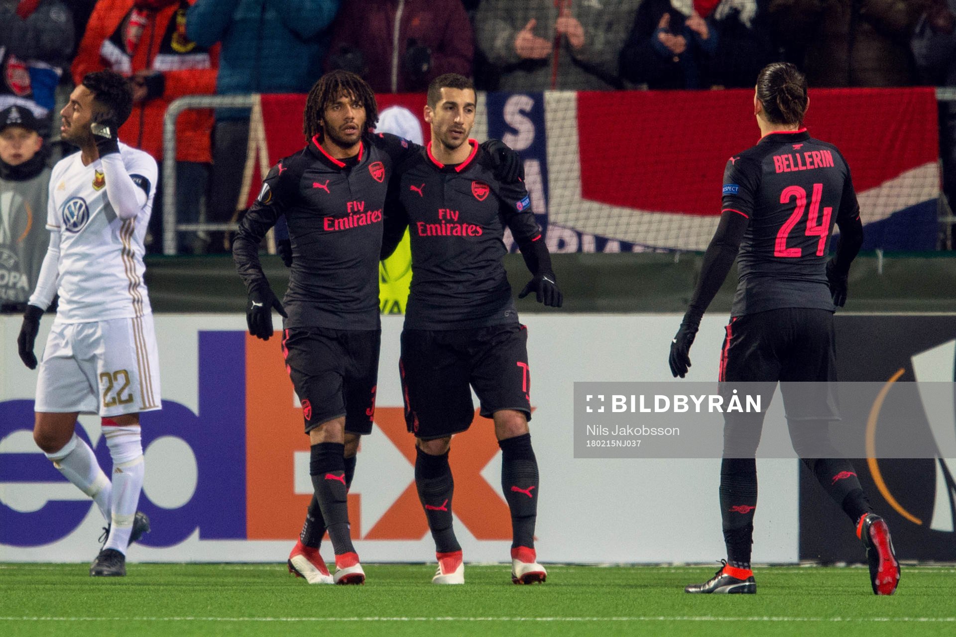 Arsenals Henrikh Mkhitaryan jublar med lagkamrater