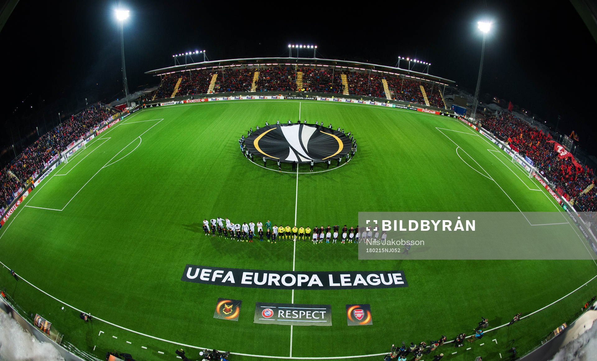 Östersund och Arsenal står uppställda inför fotbollsmatchen i Europa League mellan Östersund och Arsenal den 15 februari 2018 i Östersund.