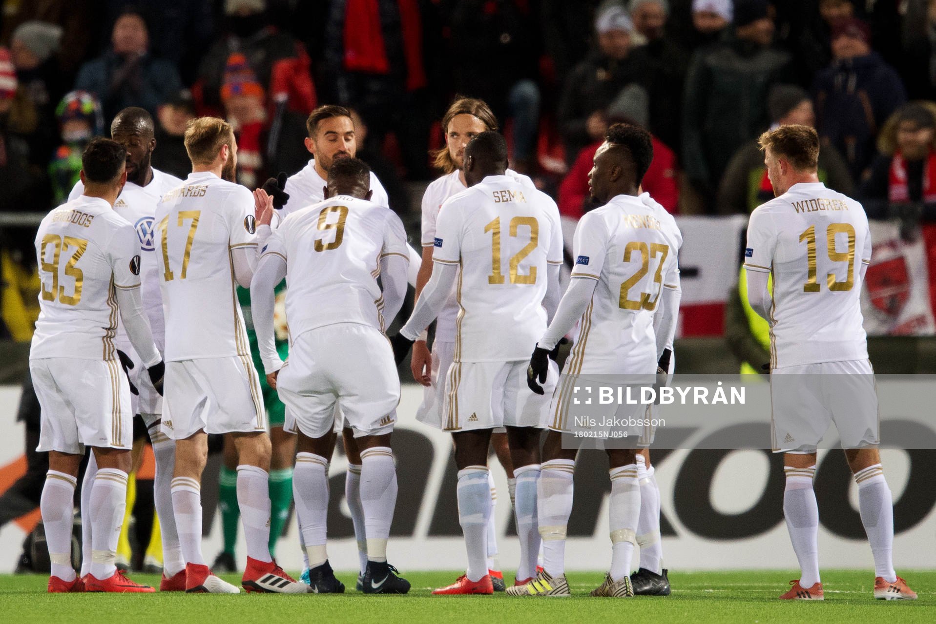 Östersunds spelare snackar ihop sig en bit in i