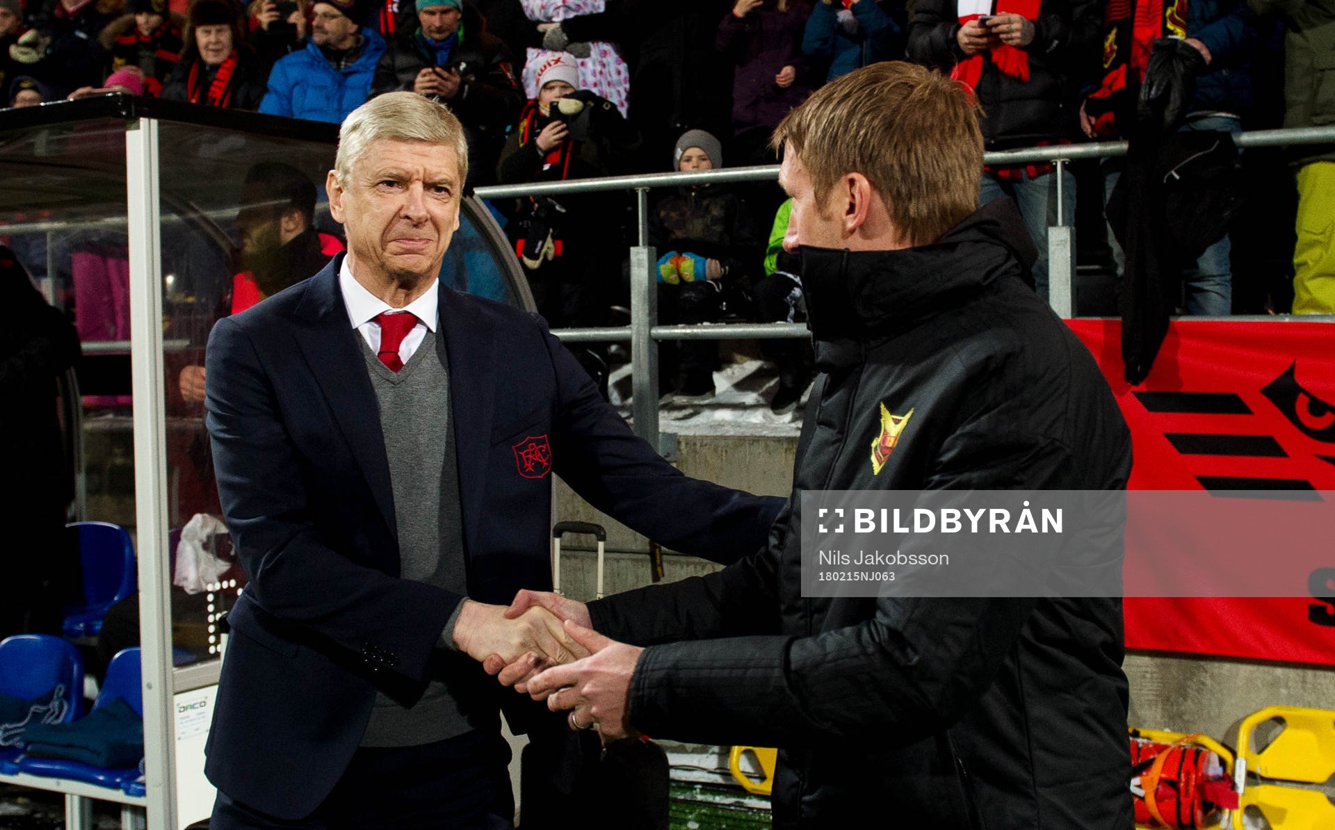 Arsenals manager Arsene Wenger och Östersunds tränare Graham Potter skakar hand innan fotbollsmatchen i Europa League mellan Östersund och Arsenal den 15 februari 2018 i Östersund.