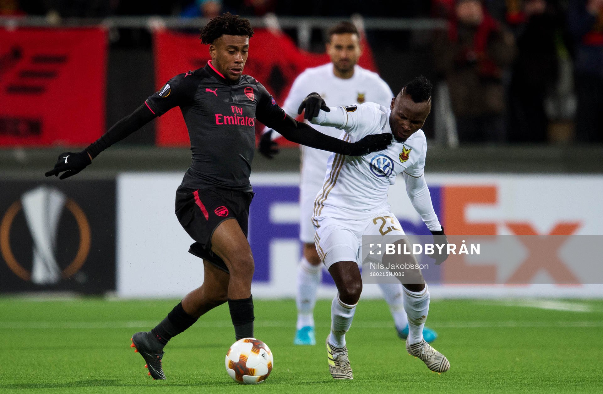 Arsenals Alex Iwobi och Östersunds Samuel Mensiro