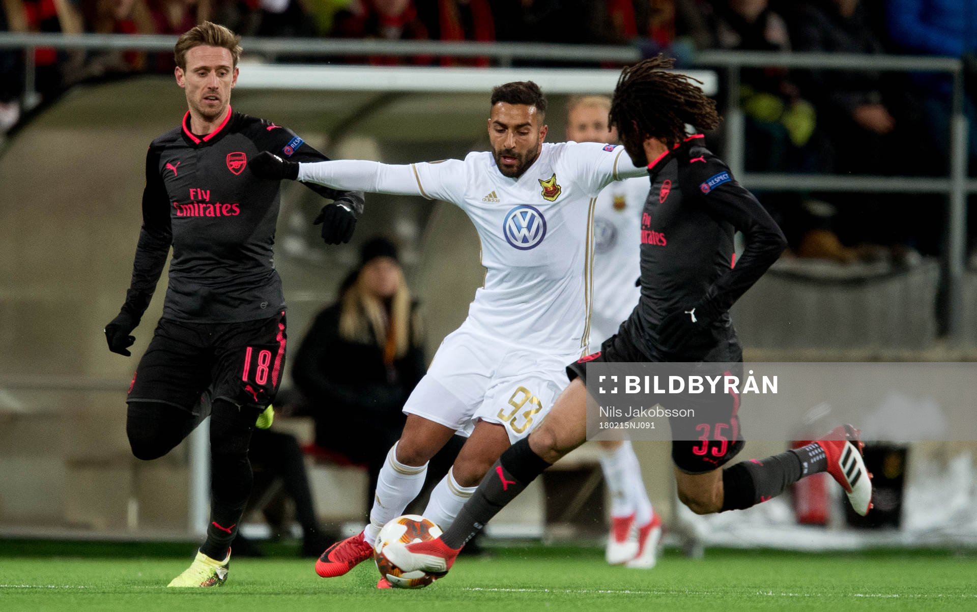 Arsenals Nacho Monreal och Mohamed Elneny i duell med Östersunds Saman Ghoddos under fotbollsmatchen i Europa League mellan Östersund och Arsenal den 15 februari 2018 i Östersund.
