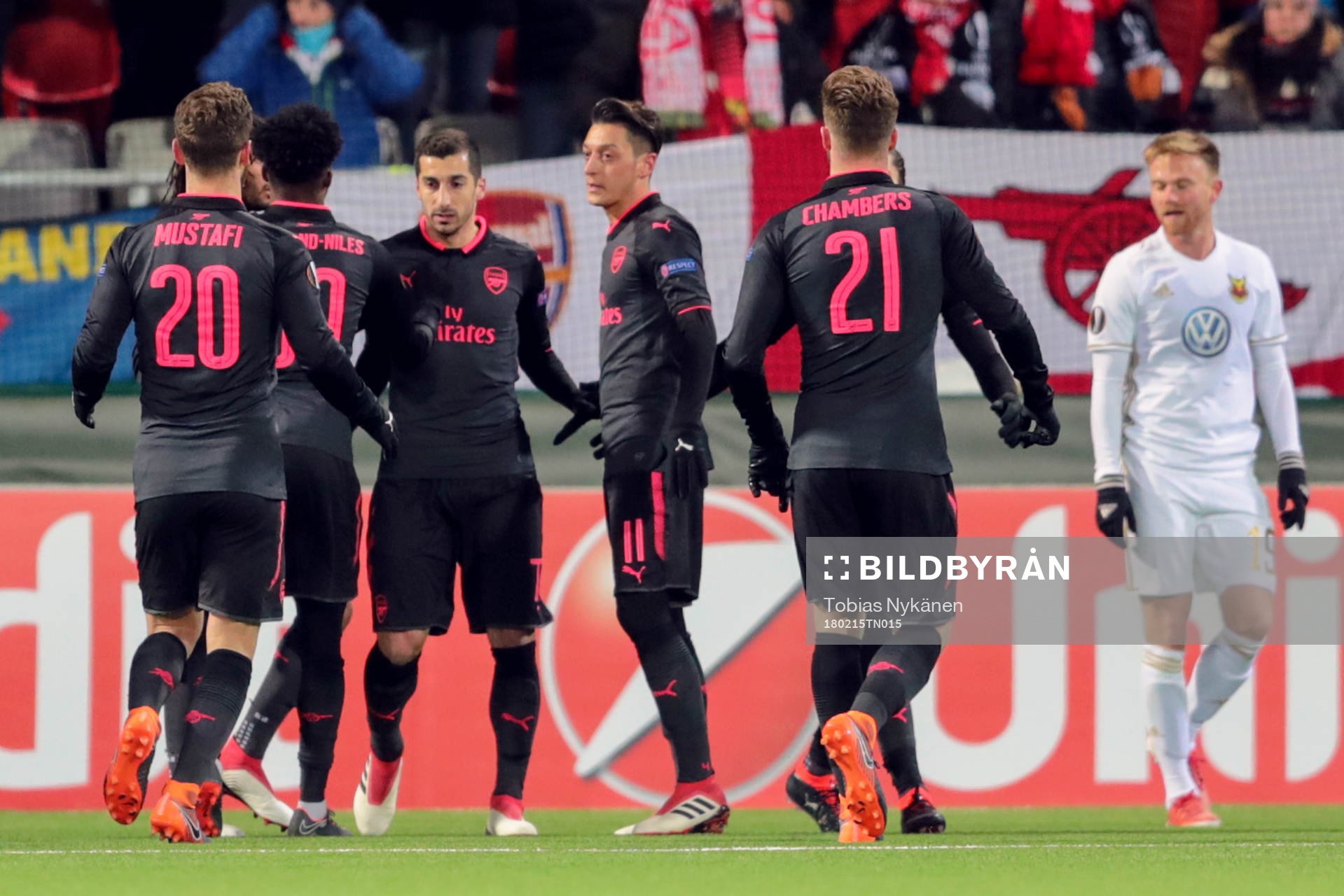 Arsenals Henrikh Mkhitaryan jublar med lagkamrater