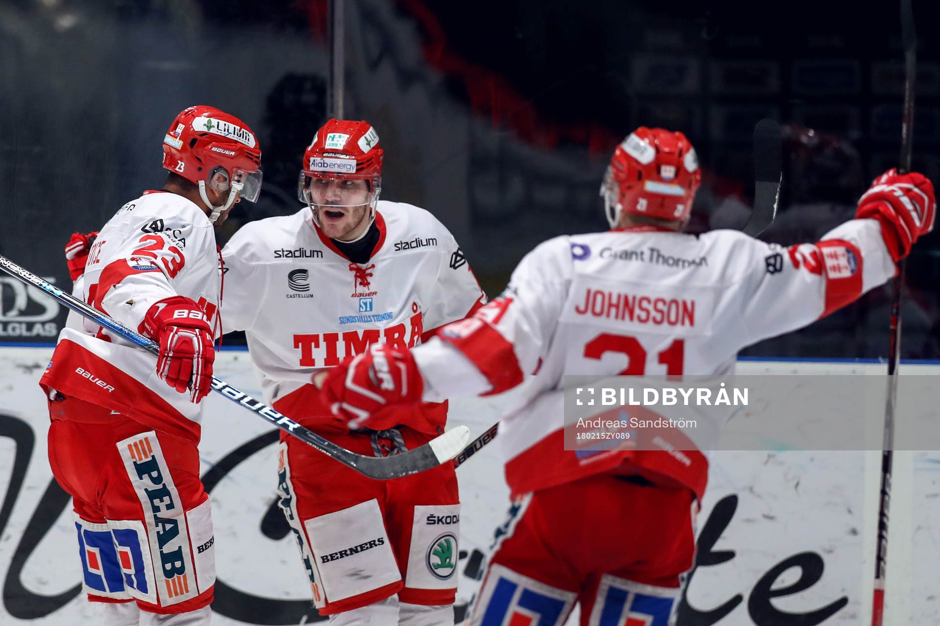 Timrås Johan Persson jublar med lagkamrater