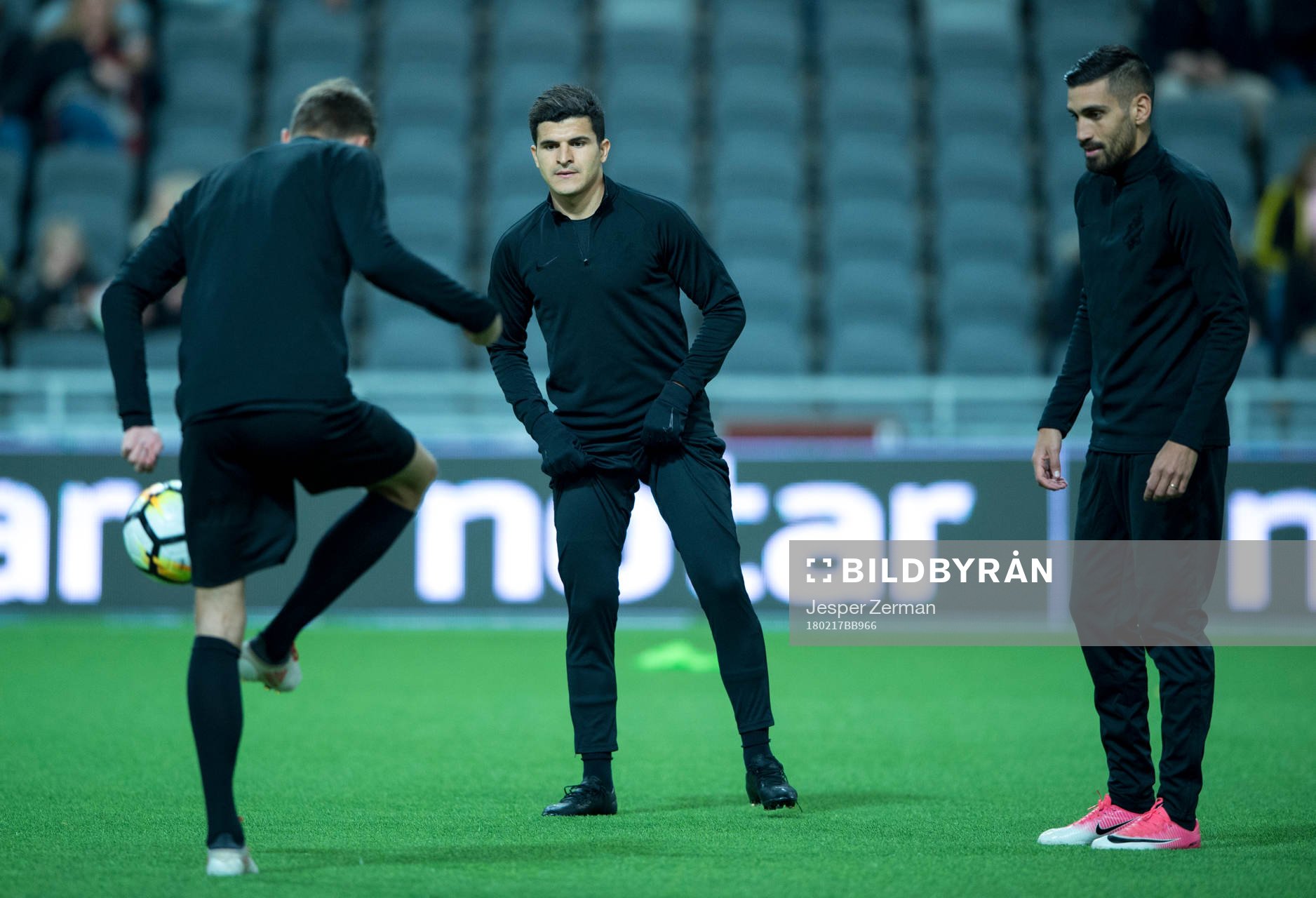 s Tarik Elyounoussi (mitten) värmer upp