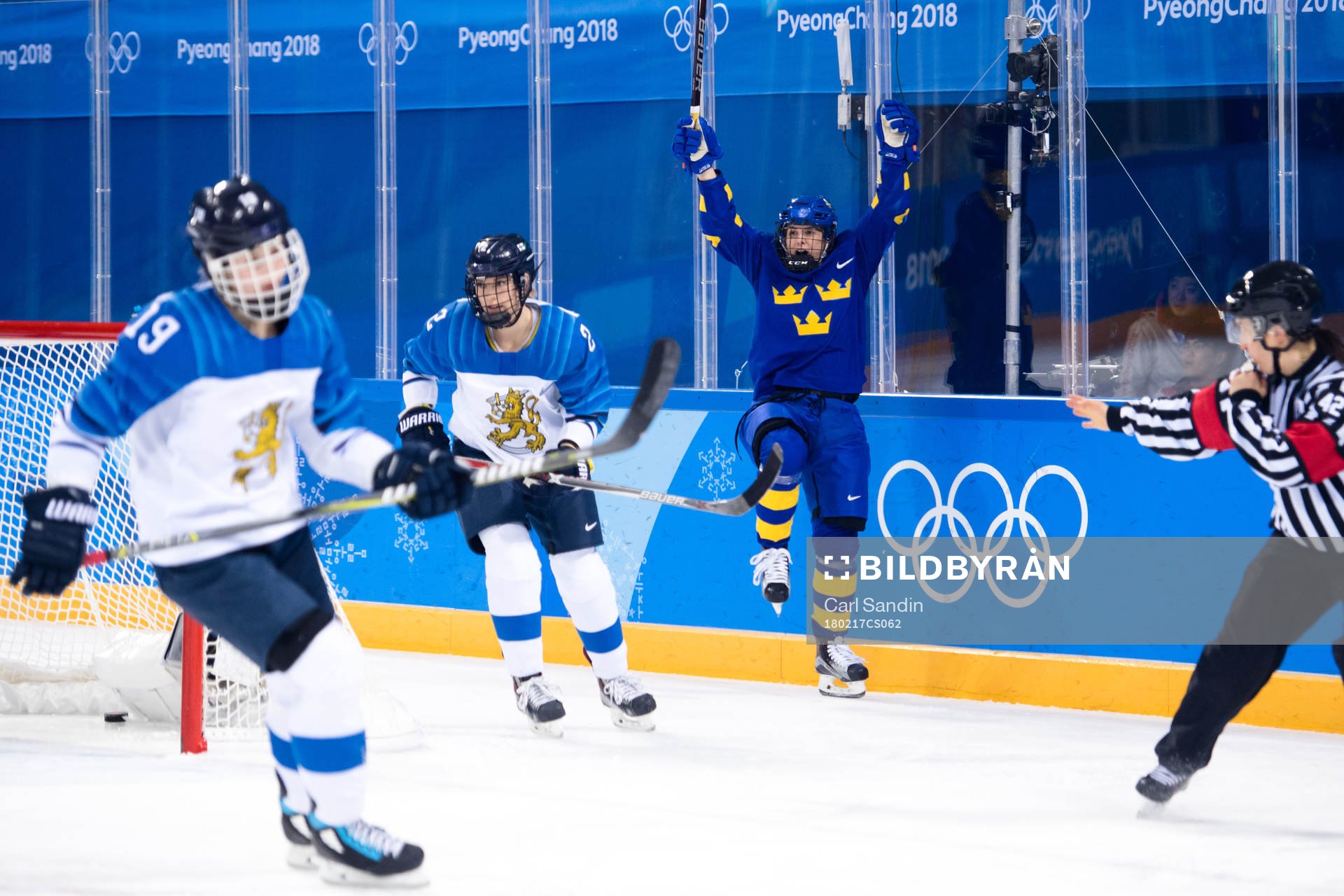 Emma Nordin of Sweden celebrating the 4-1 goal in the ice