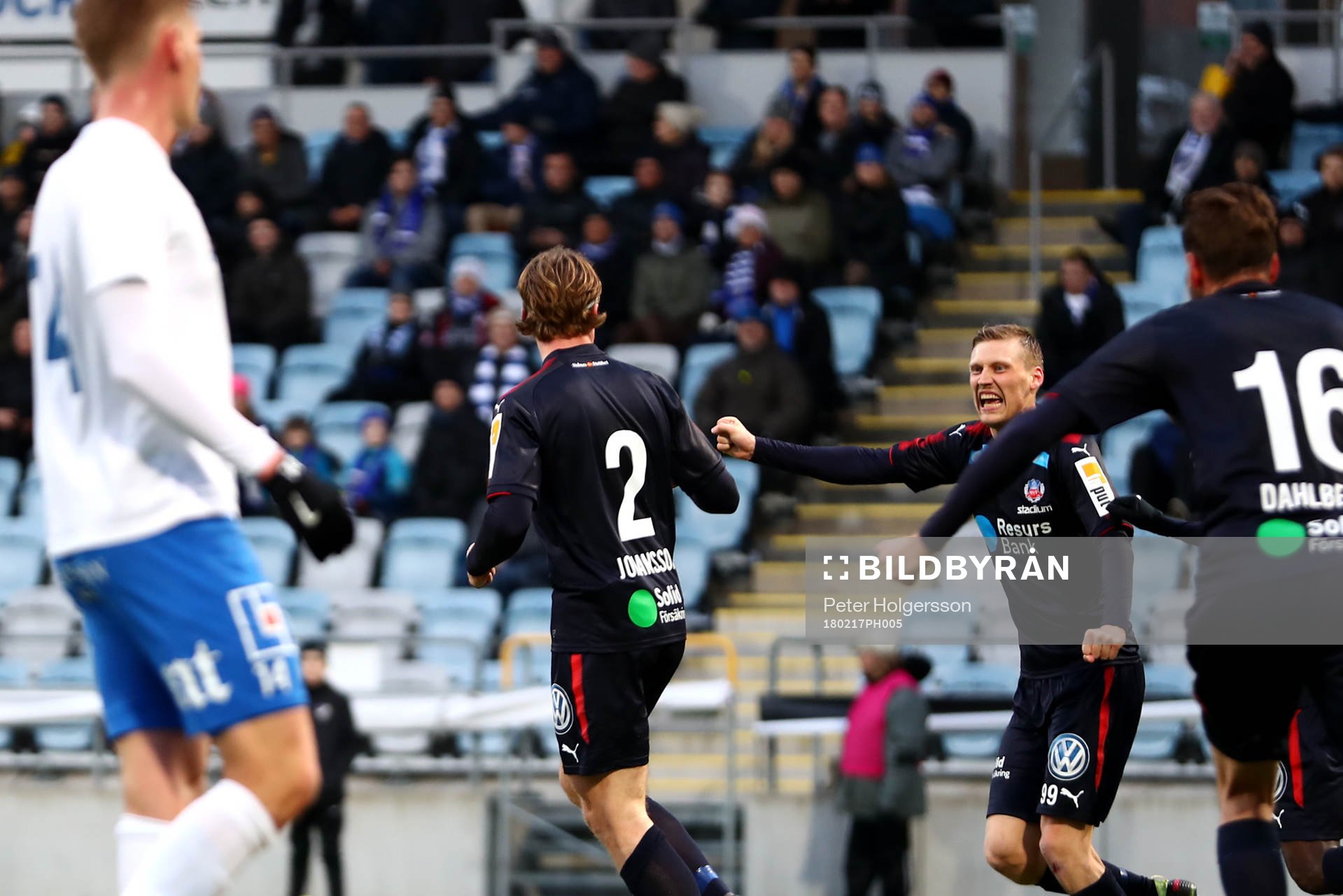 Helsingborgs Carl Johansson jublar med Andri Runar Bjarnason efter att Johansson gjort 0-1-målet under fotbollsmatchen i Svenska Cupen mellan IFK Norrköping och Helsingborg den 17 februari 2018 i Norrköping.
