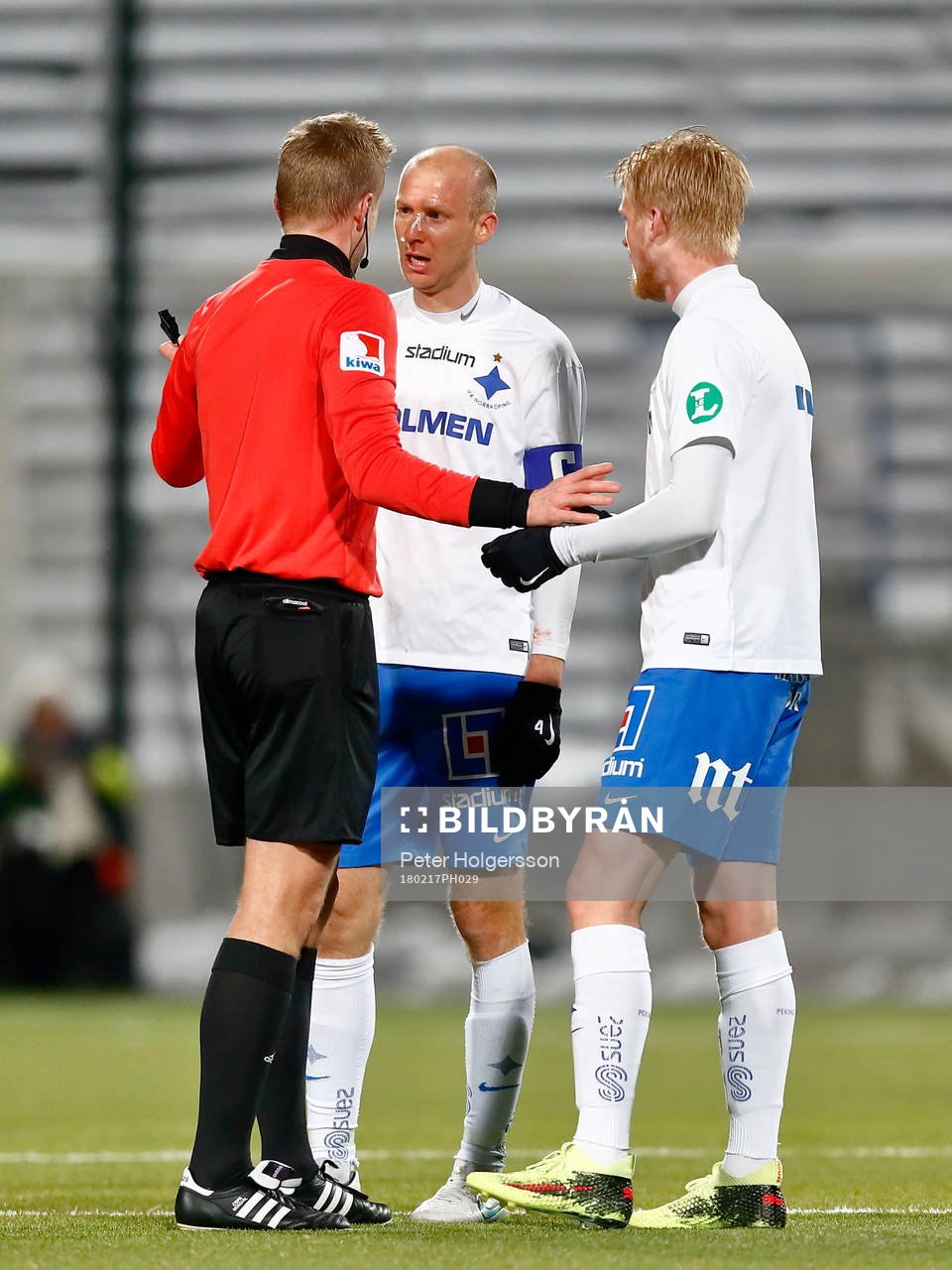 Norrköpings Andreas Johansson pratar med domaren