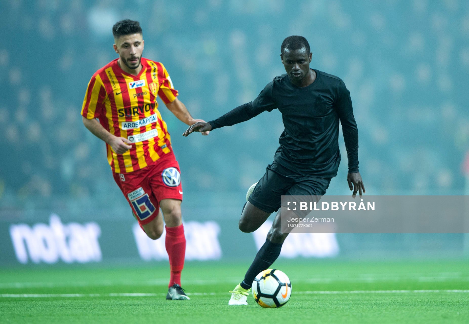 s Enoch Kofi Adu med bollen tätt jagad av Syrianskas