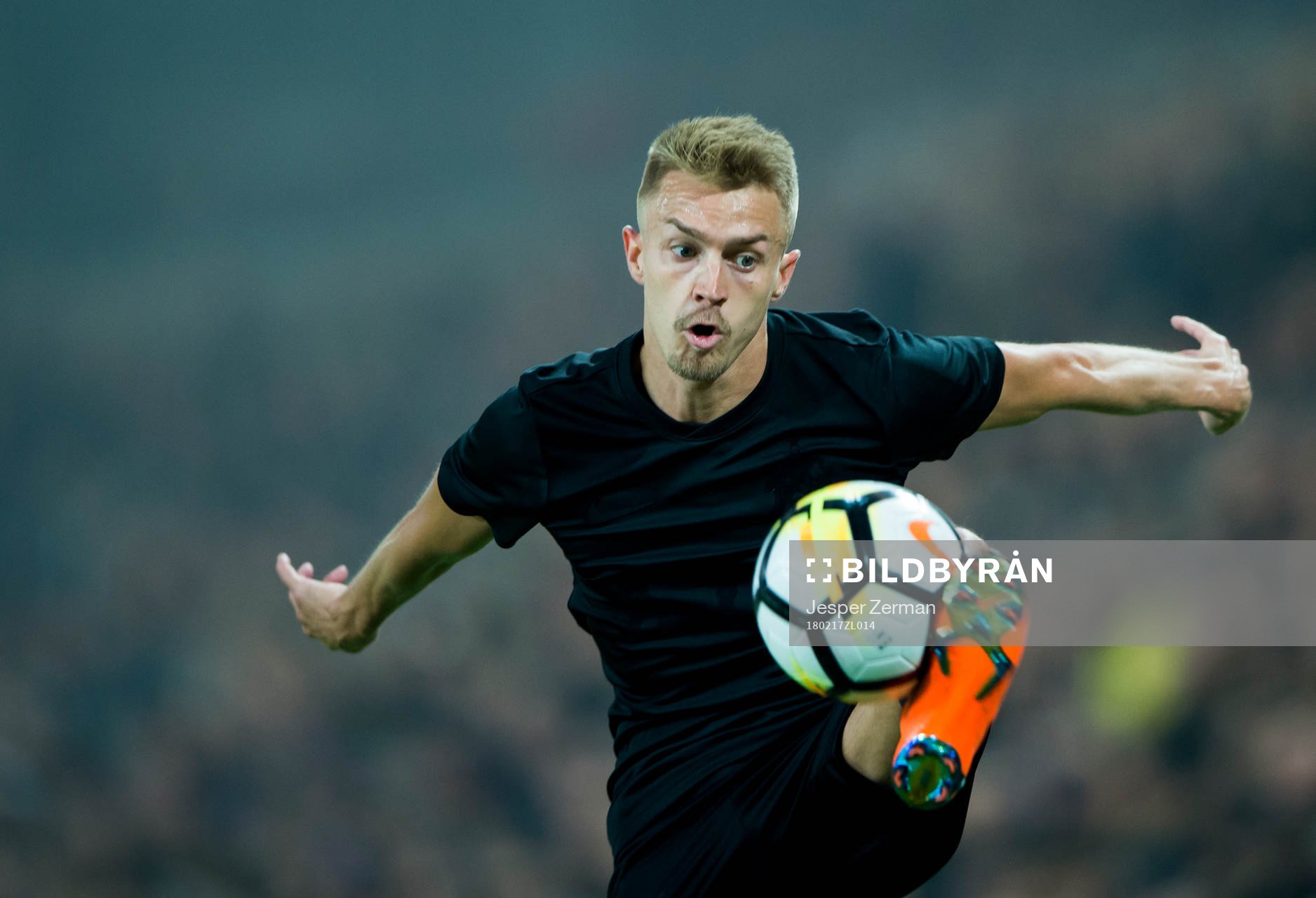 s Rasmus Lindkvist plockar ned bollen