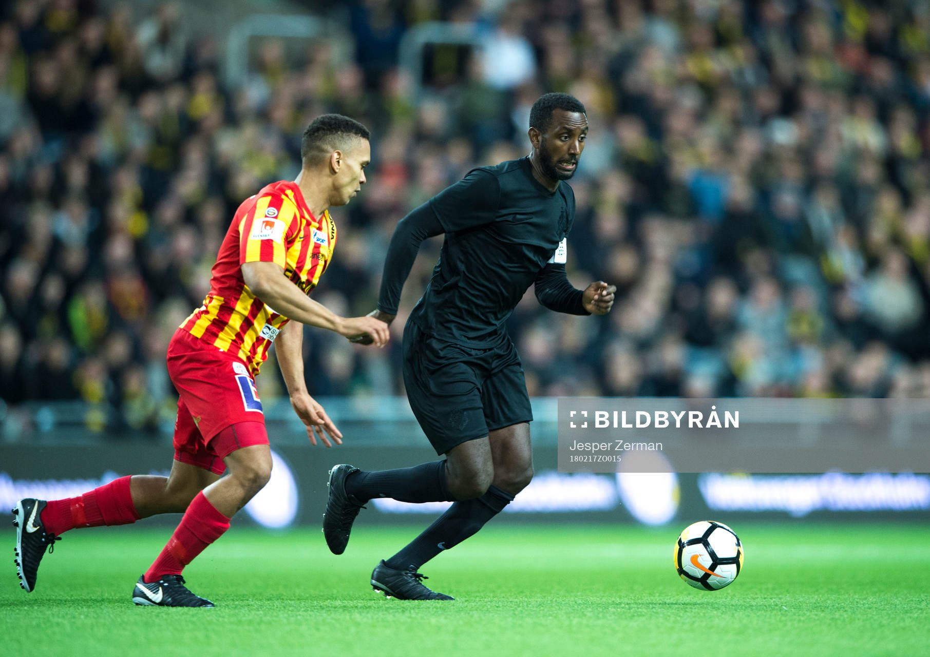 Syrianskas Seth Hellberg och AIK:s Henok Goitom i en närkamp under fotbollsmatchen i Svenska cupen mellan AIK och Syrianska den 17 februari 2018 i Stockholm.