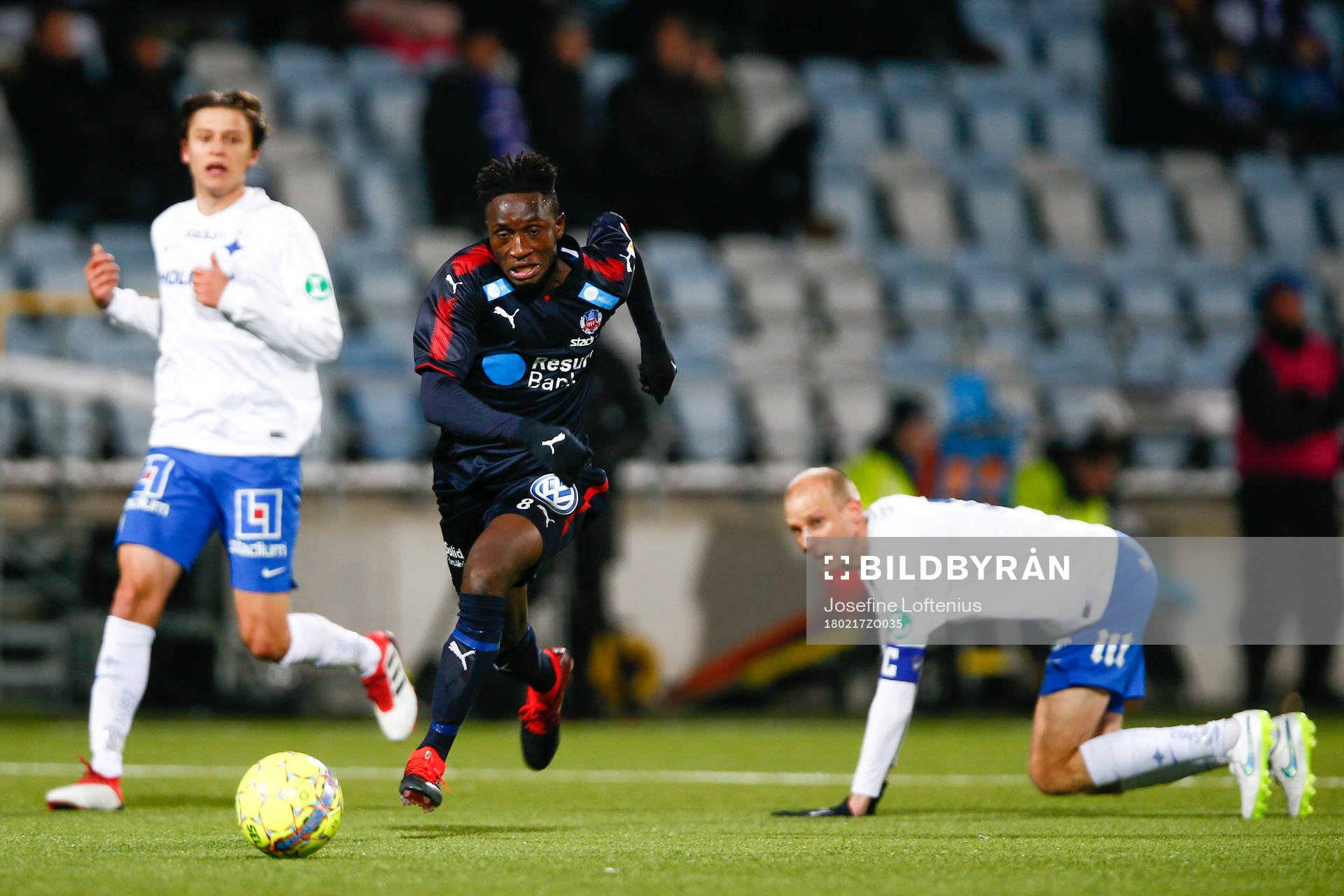 Helsingborgs Mamudo Moro driver bollen
