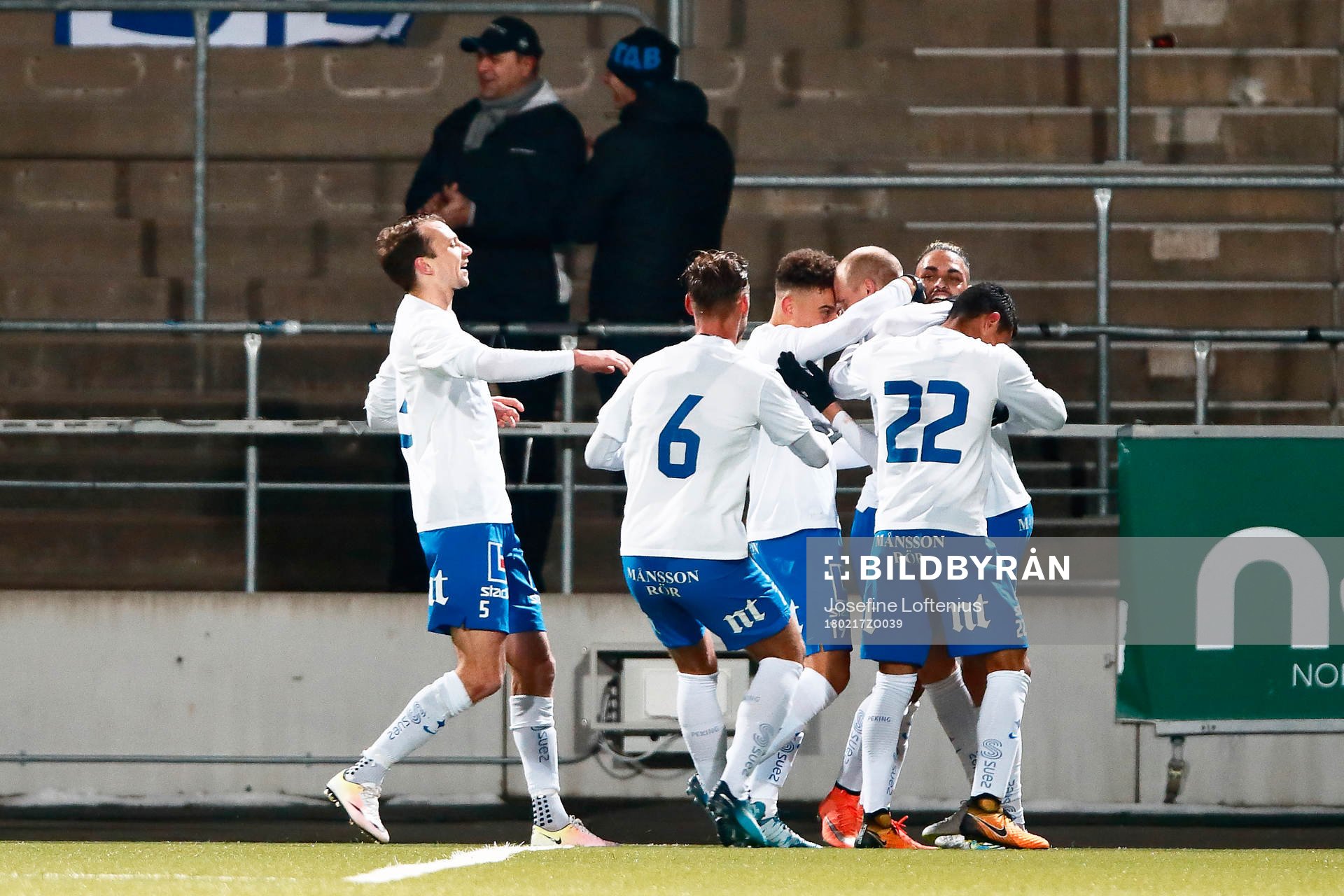 Norrköpings Andreas Johansson och Norrköping Jordan Larsson jublar och kramar om varandra efter Andreas 1-1mål under fotbollsmatchen i Svenska Cupen mellan IFK Norrköping och Helsingborg den 17 februari 2018 i Norrköping.