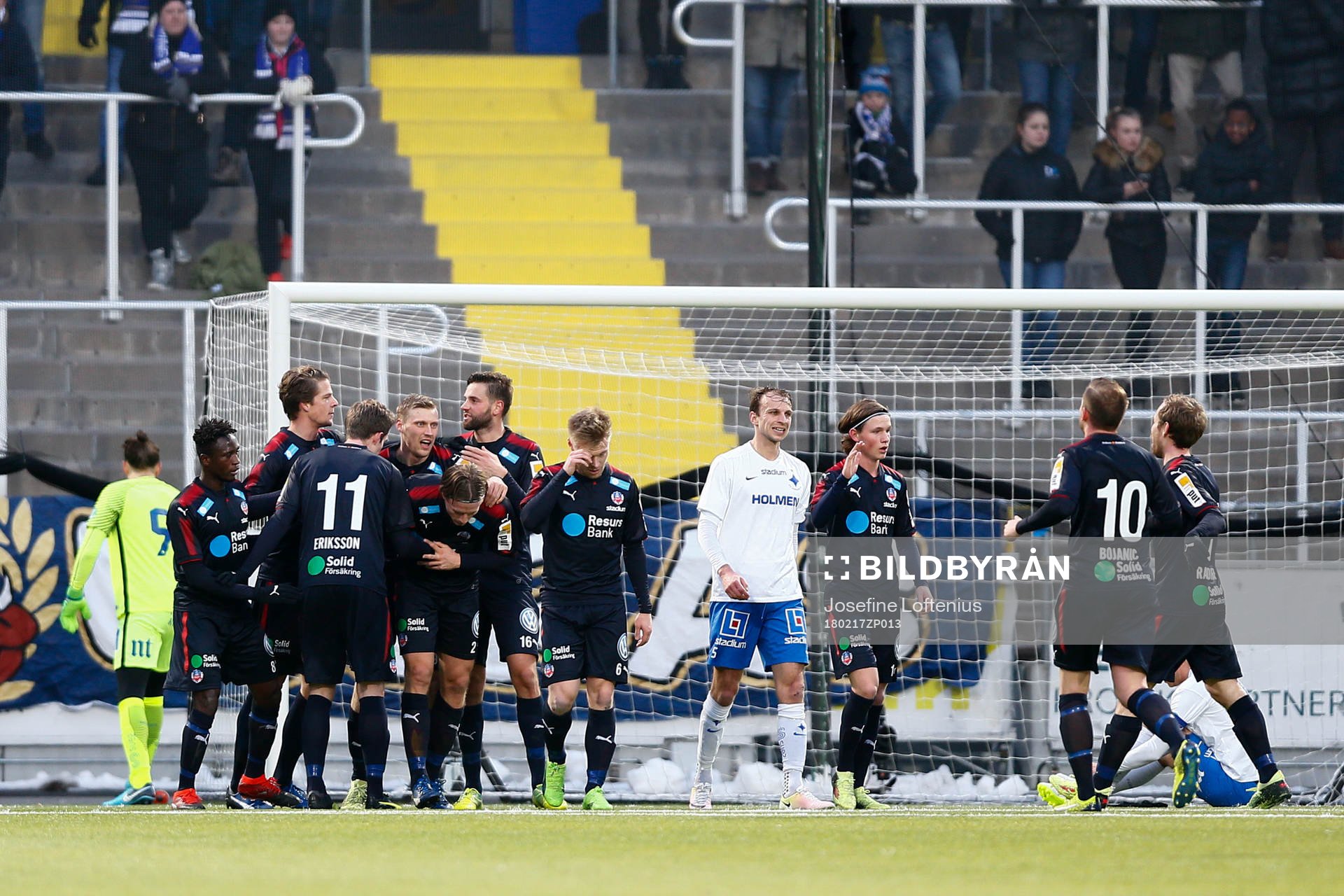 Helsingborgs Carl Johansson jublar med lagkamrater efter att han gjort 0-1-målet under fotbollsmatchen i Svenska Cupen mellan IFK Norrköping och Helsingborg den 17 februari 2018 i Norrköping.