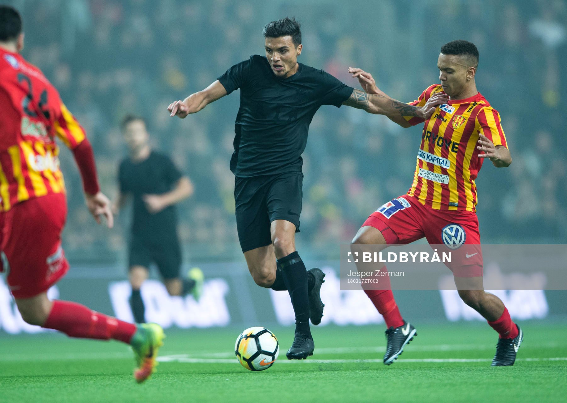 s Ahmed Yasin i en närkamp med Syrianskas Seth Hellberg