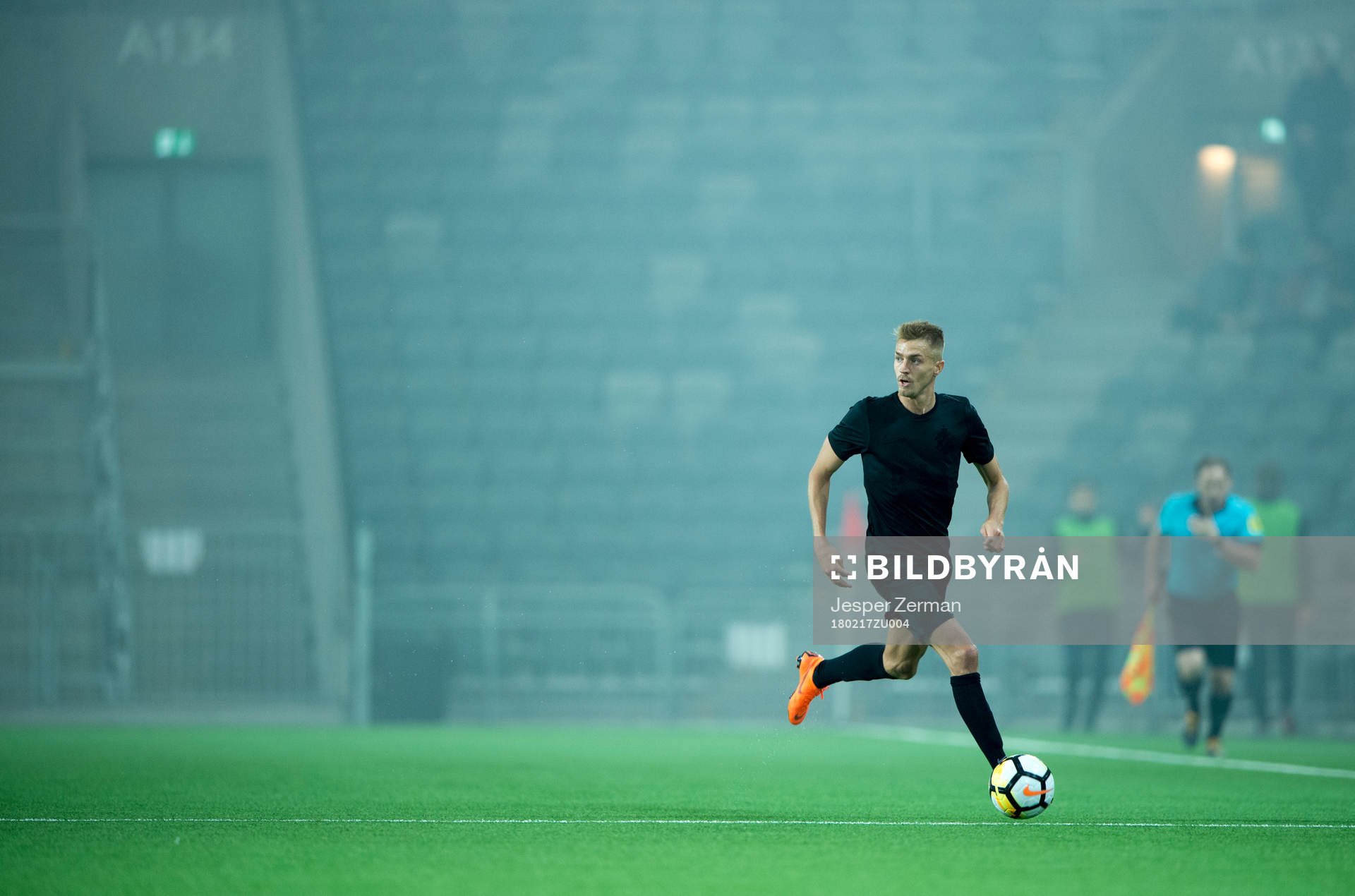 s Rasmus Lindkvist med bollen