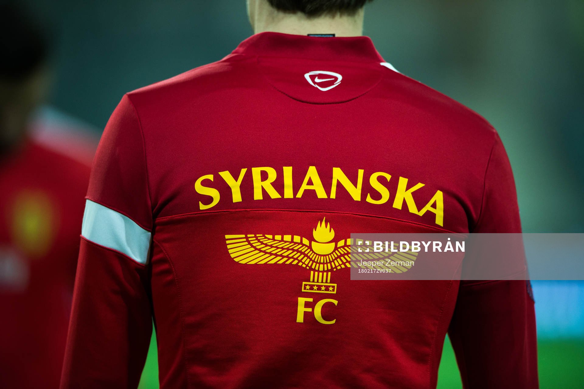 En tröja med Syrianskas logotyp