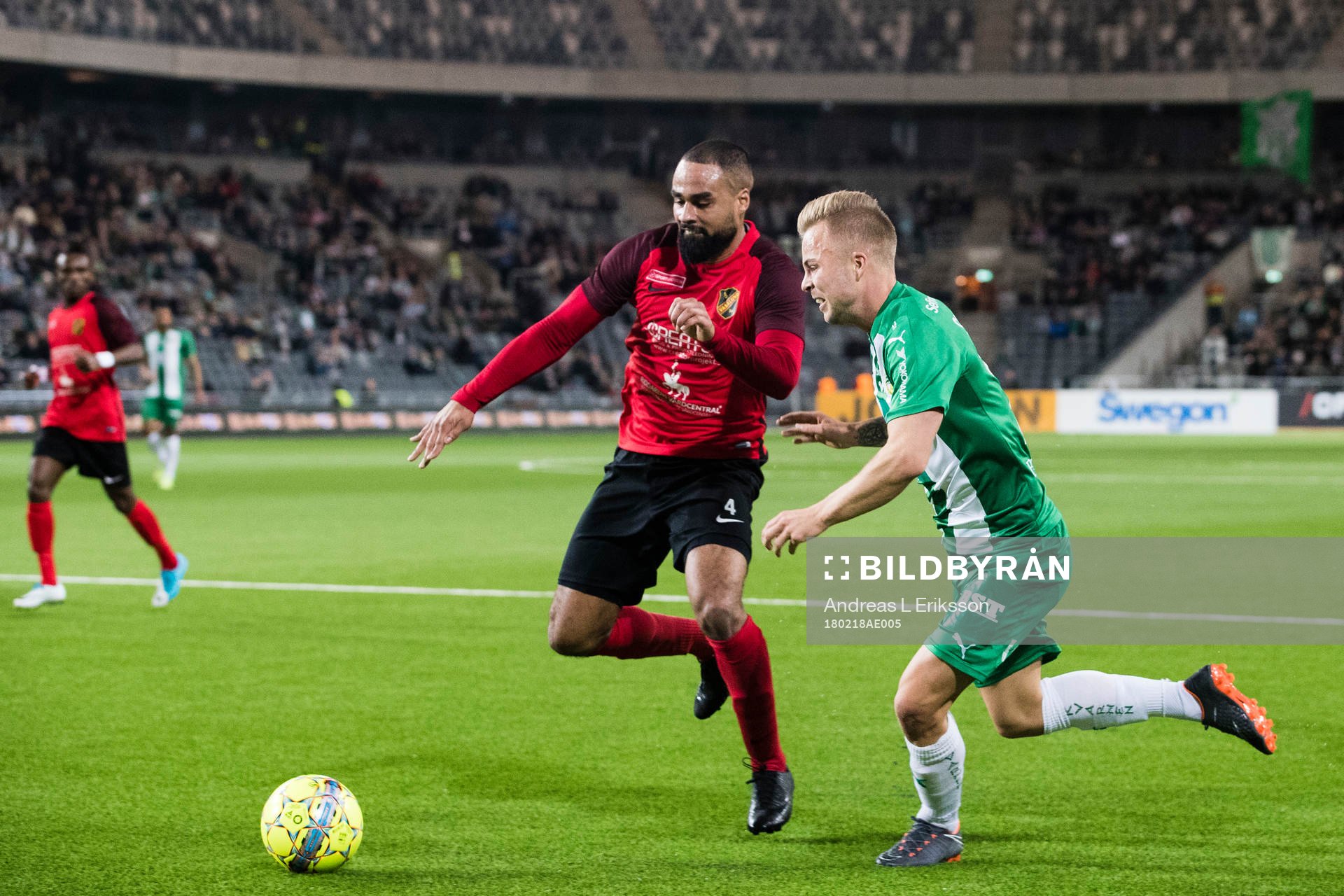 Vasalunds Patrik Amoah i kamp om bollen med Hammarbys