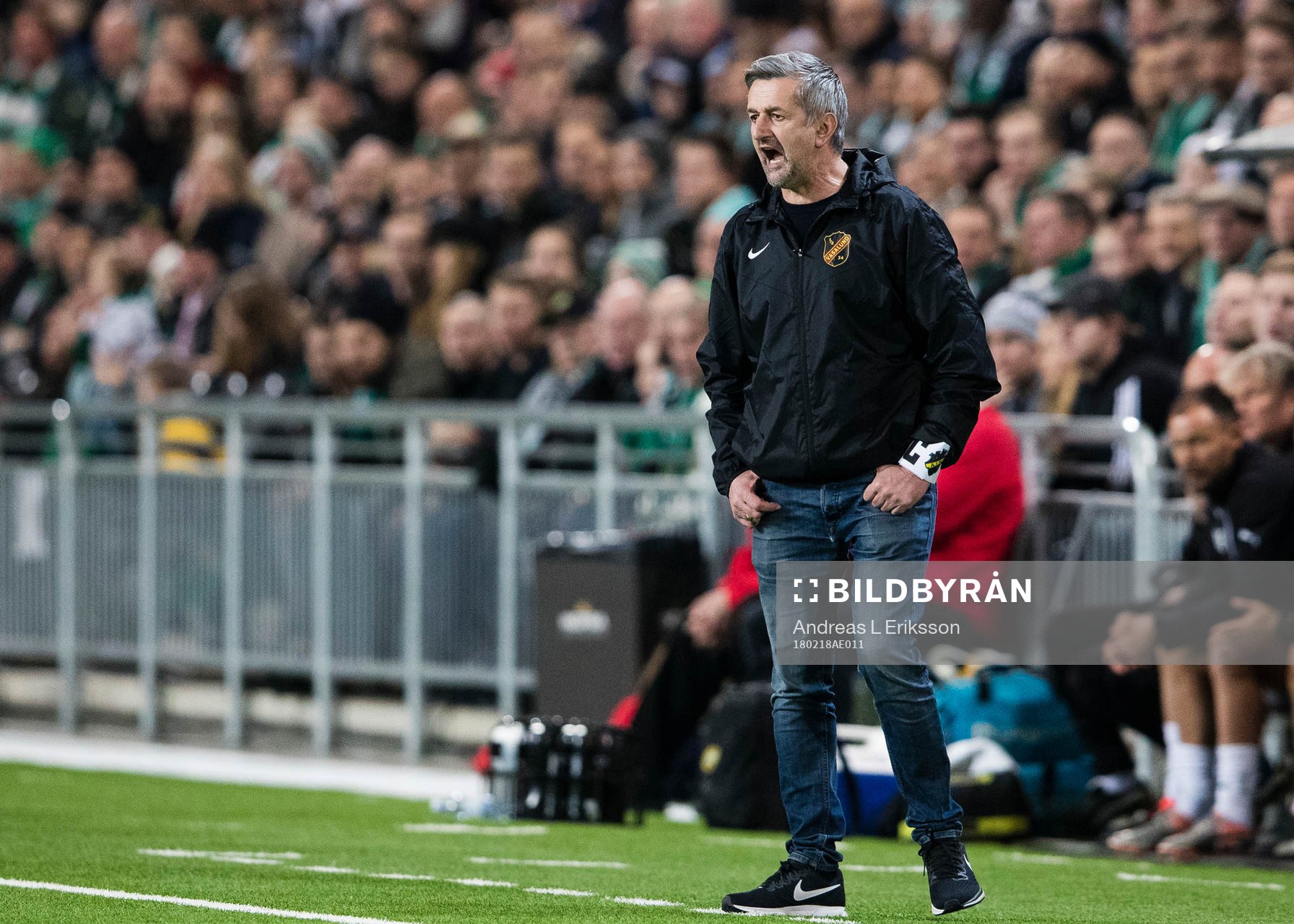 Vasalunds tränare Nebojsa Novakovic med en kaptensbindel