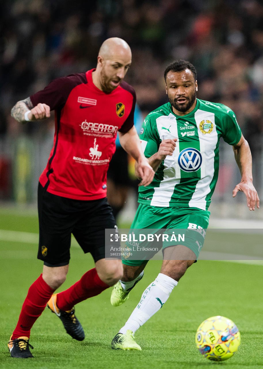 Vasalunds Kenny Pavey i kamp om bollen med Hammarbys