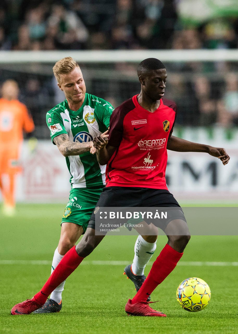 Hammarbys Sander Svendsen i kamp om bollen med Vasalunds