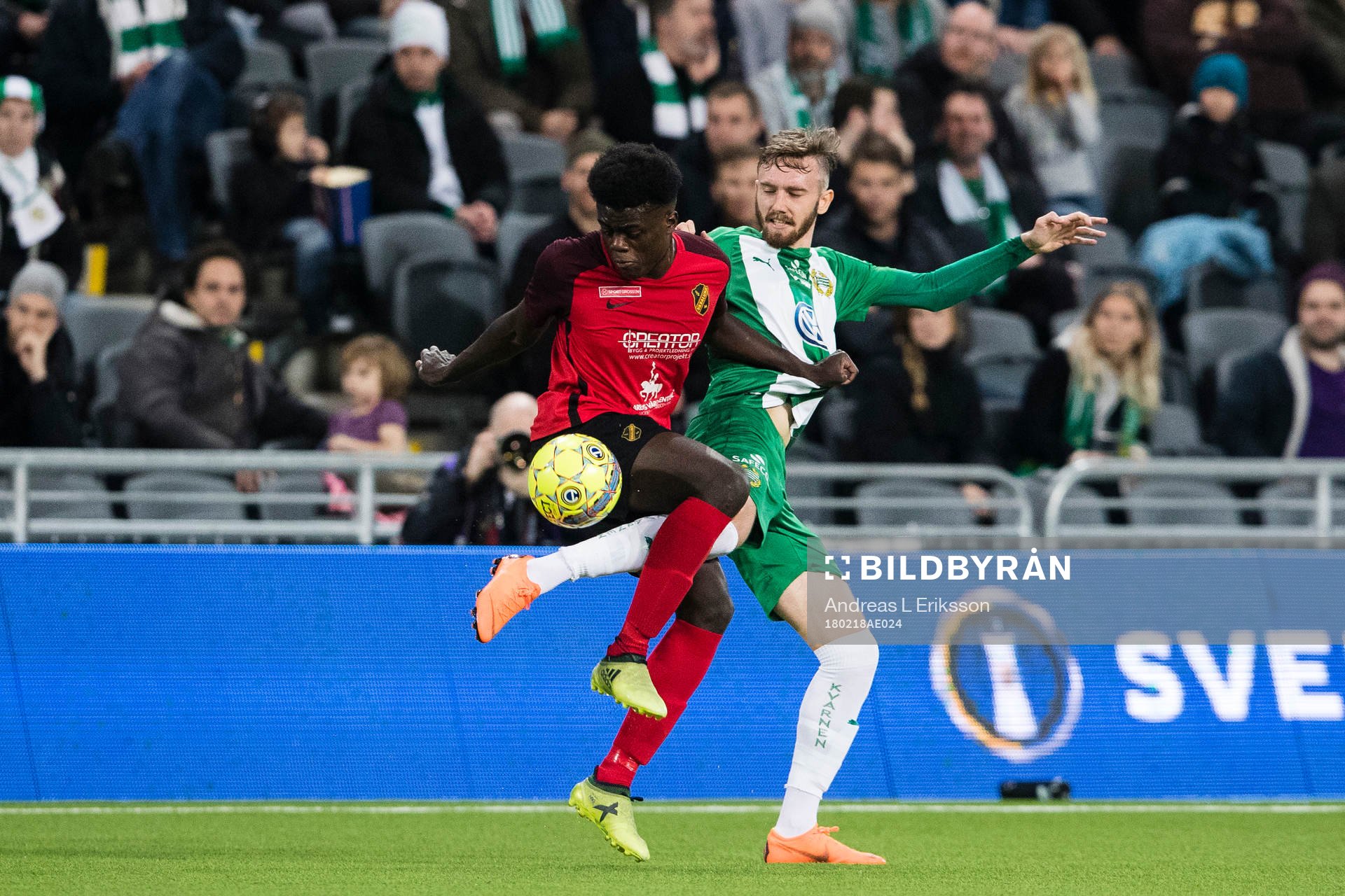 Vasalunds Daniel Moshito i kamp om bollen med Hammarbys