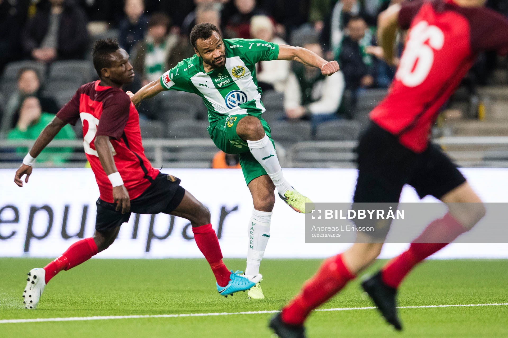 Hammarbys Serge-Junior Martinsson Ngouali med ett skott