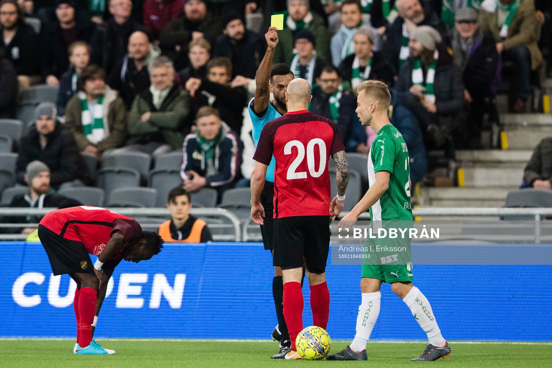 Domare Farouk Nehdi ger Vasalunds Kenny Pavey ett gult kort