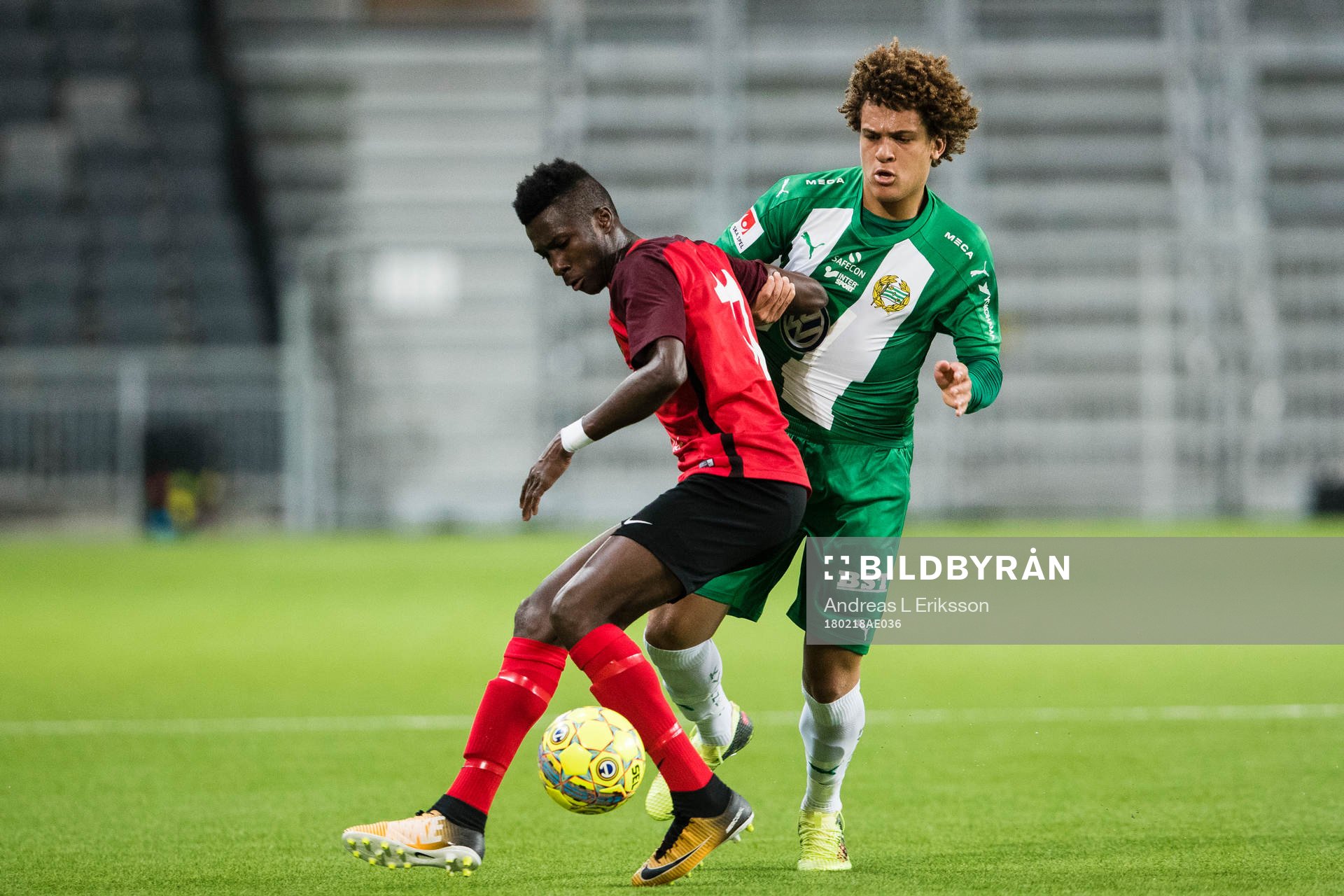 Vasalunds Mai Traore i kamp om bollen med Hammarbys Neto