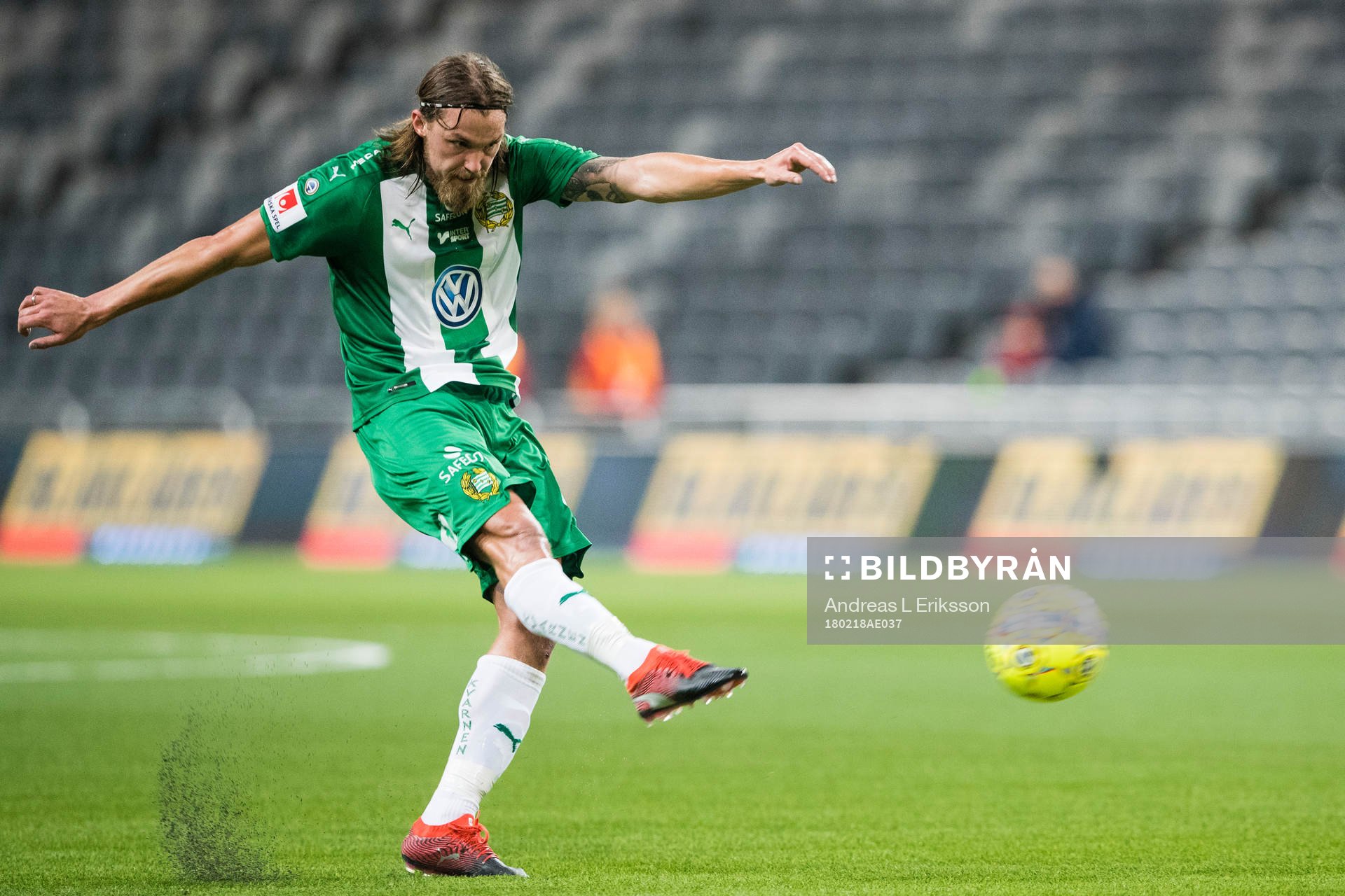 Hammarbys Björn Paulsen med en frispark