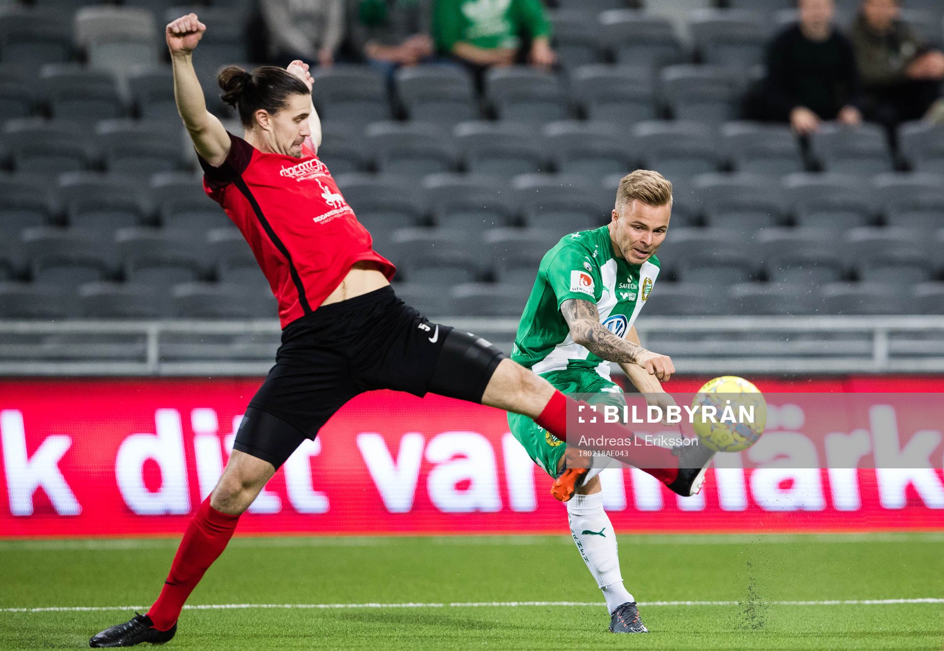 Hammarbys Sander Svendsen med ett skott förbi Vasalunds