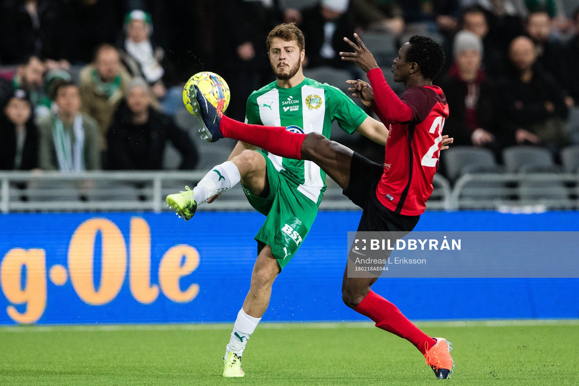 Hammarbys Rebin Asaad i kamp om bollen med Vasalunds Hamza Kamara under fotbollsmatchen i Svenska cupen mellan Vasalund och Hammarby den 18 februari 2018 i Stockholm.