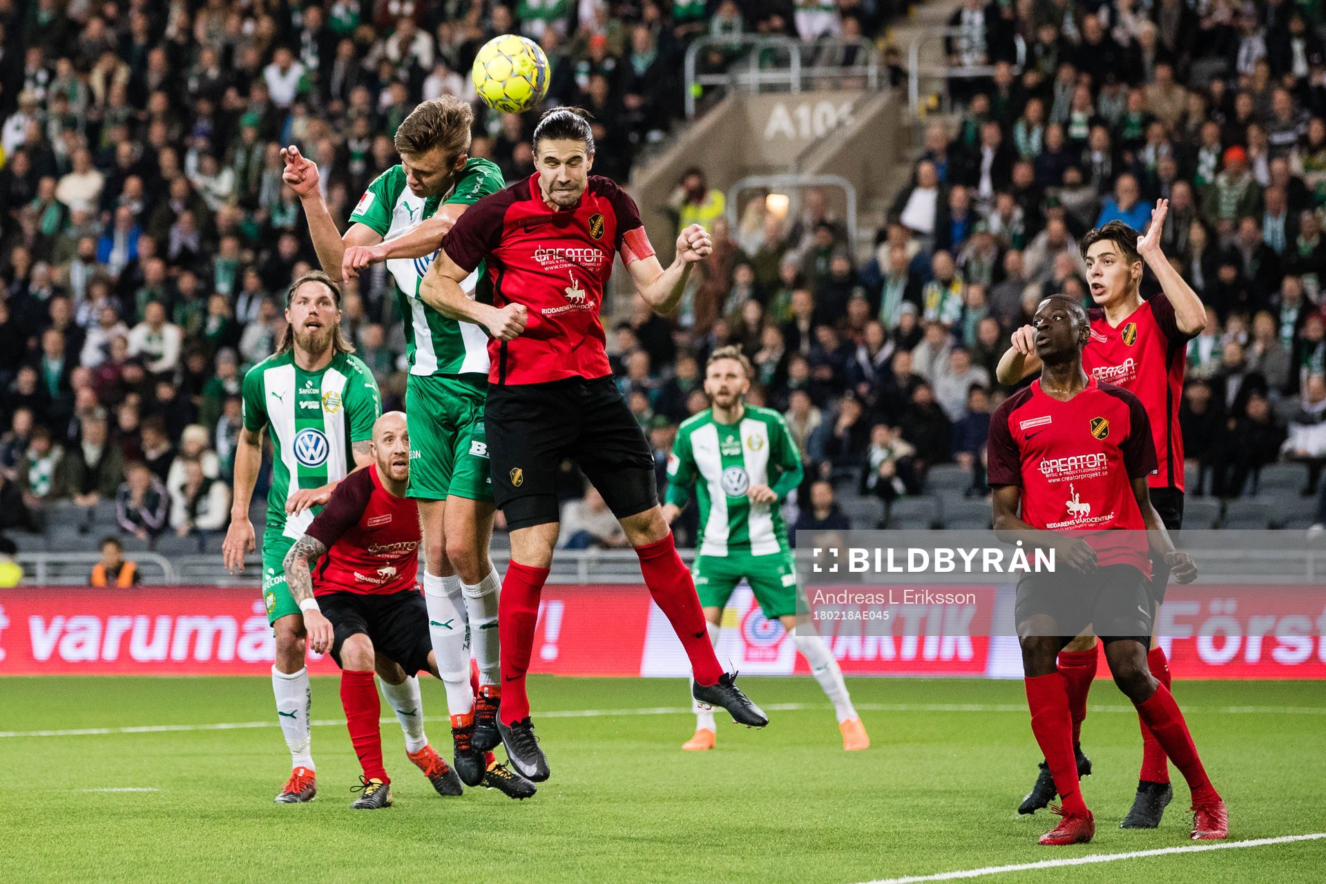 Hammarbys Marcus Degerlund i en nickduell med Vasalunds
