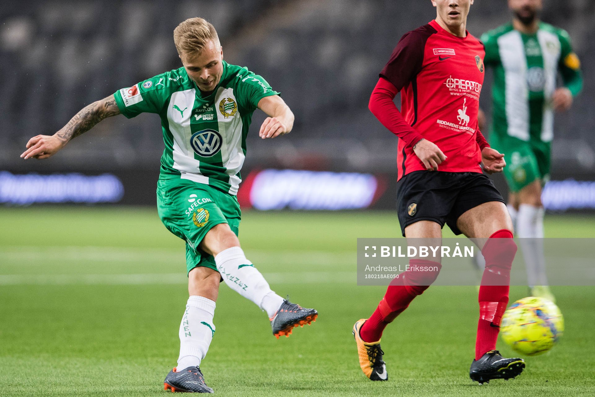 Hammarbys Sander Svendsen med ett skott förbi Vasalunds Andreas Rako under fotbollsmatchen i Svenska cupen mellan Vasalund och Hammarby den 18 februari 2018 i Stockholm.