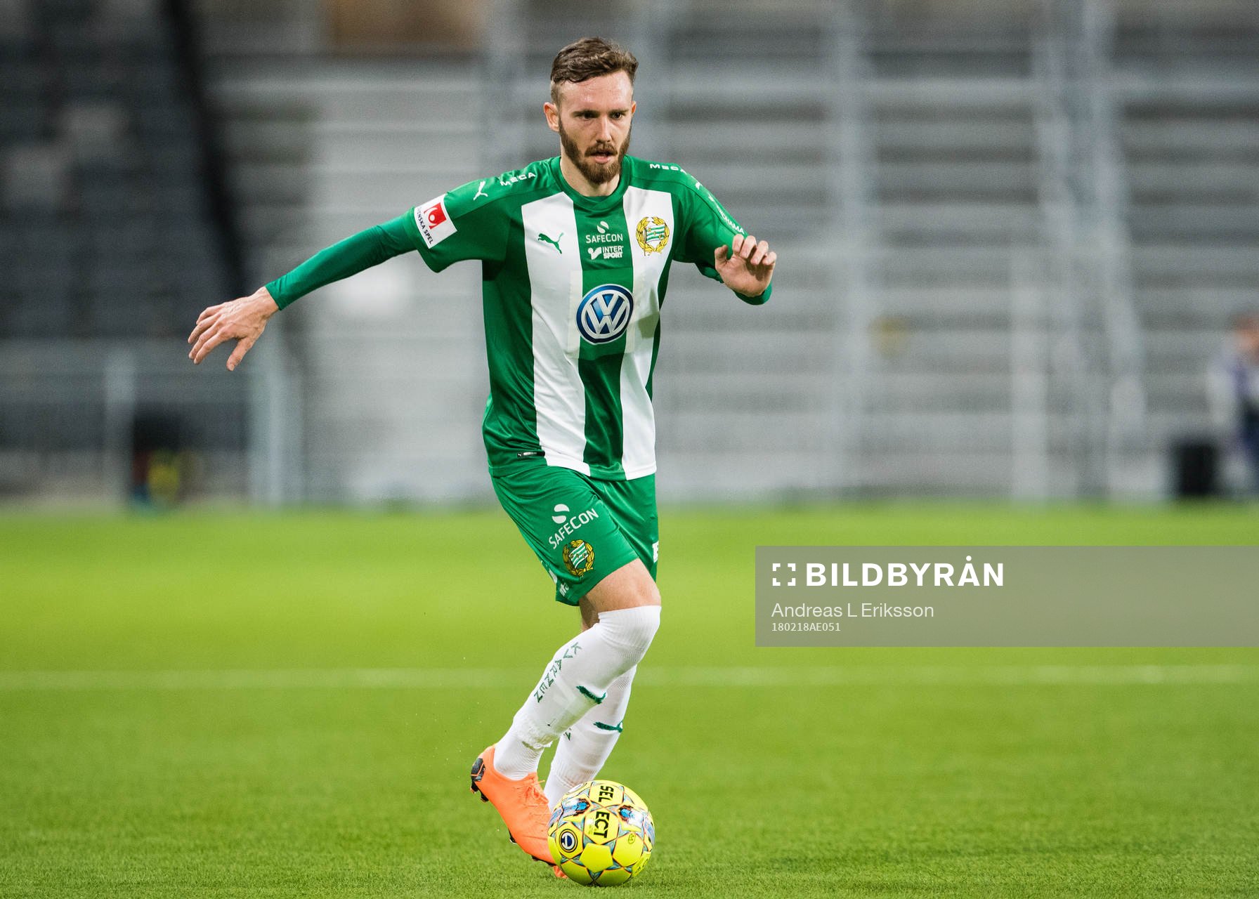 Hammarbys Simon Sandberg med bollen